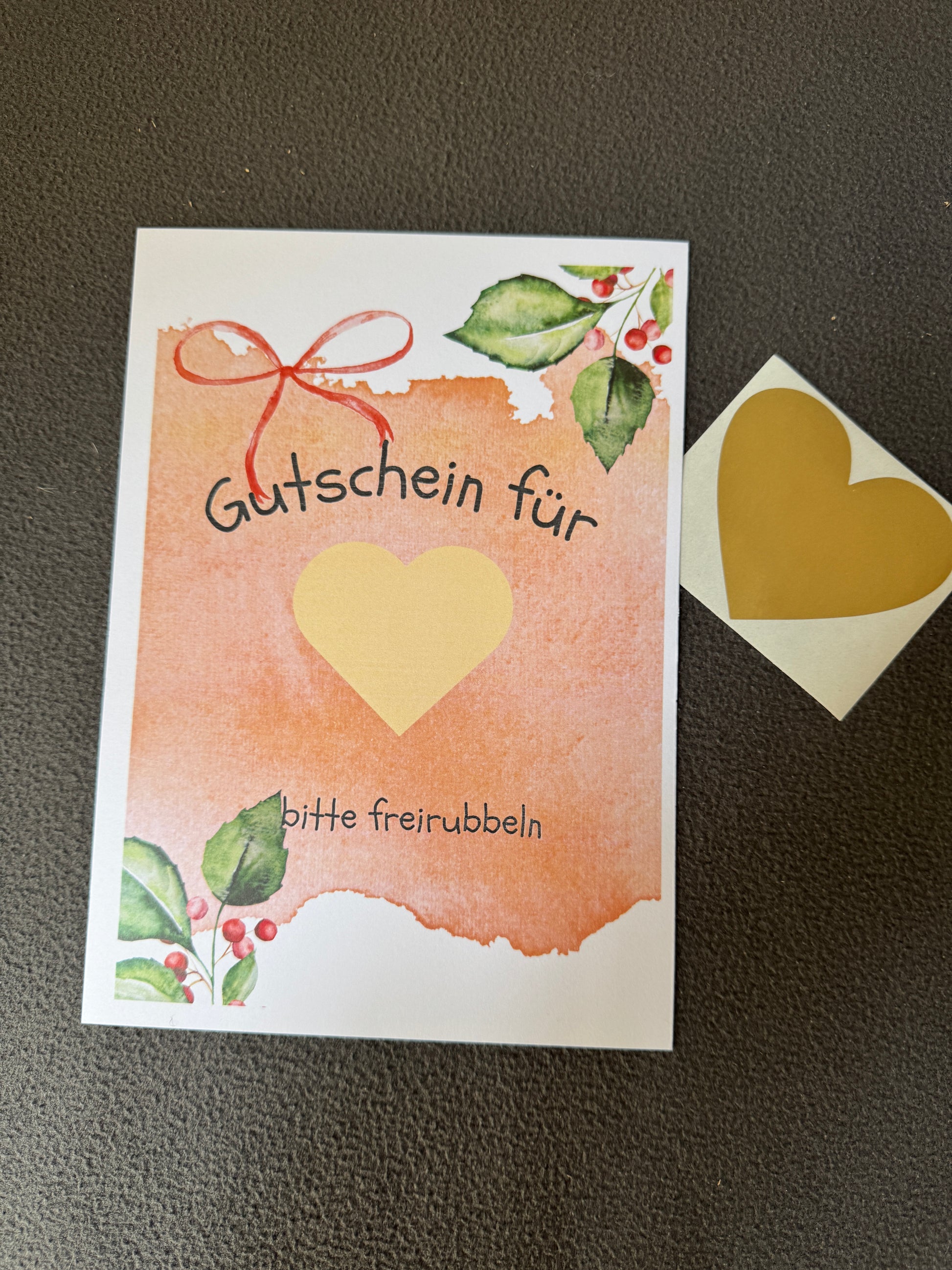 Weihnachtliches Rubbellos „Gutschein“ mit goldener Rubbeloberfläche – perfekte Überraschung für die Feiertage.