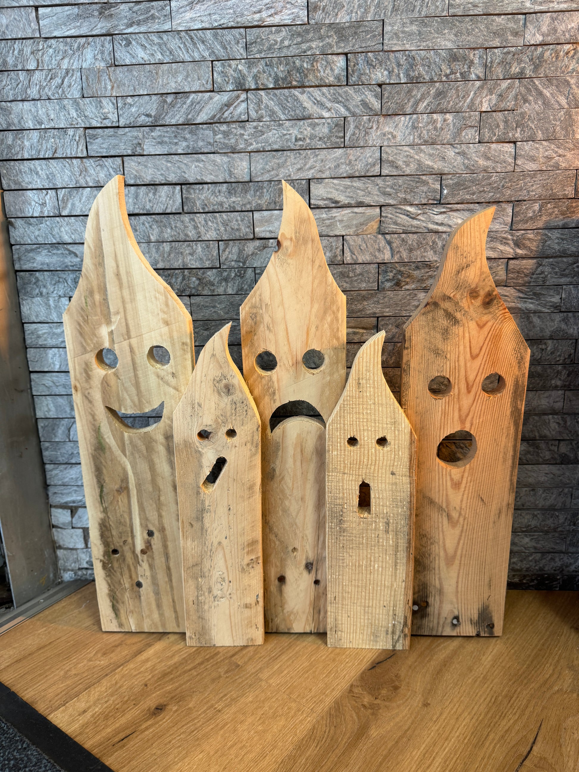 Geistergesichter in einem Halloween Palettendorf aus recyceltem Holz