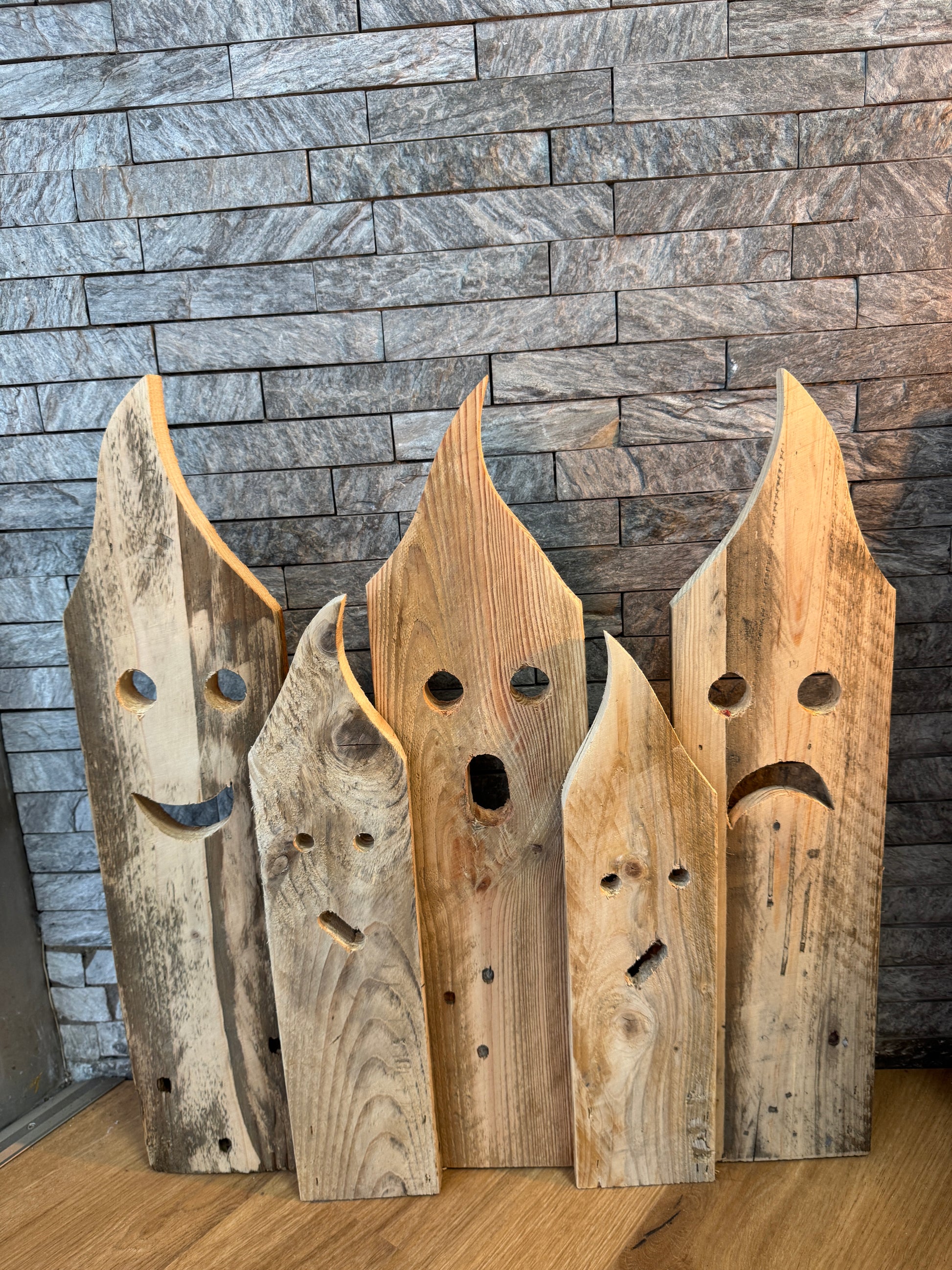 Gruselige Palettendeko mit Geistergesichtern – Ideal für Garten oder Halloween-Party