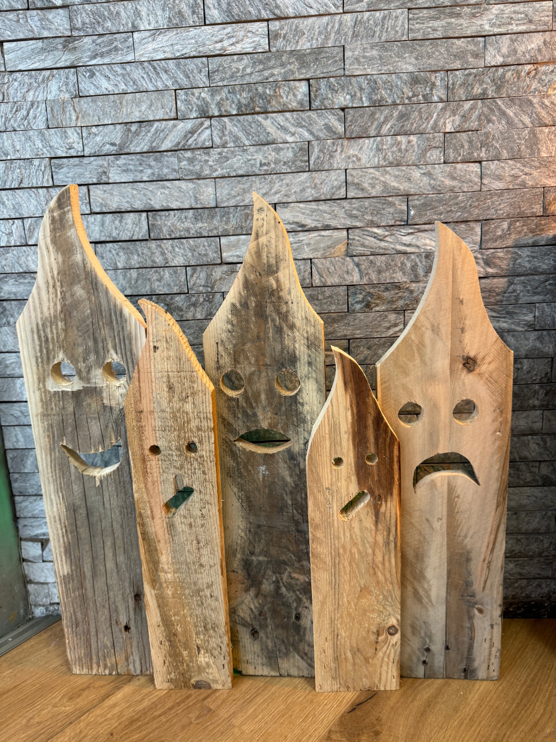 Detailaufnahme der Geistergesichter in einem Halloween Palettendorf aus recyceltem Holz