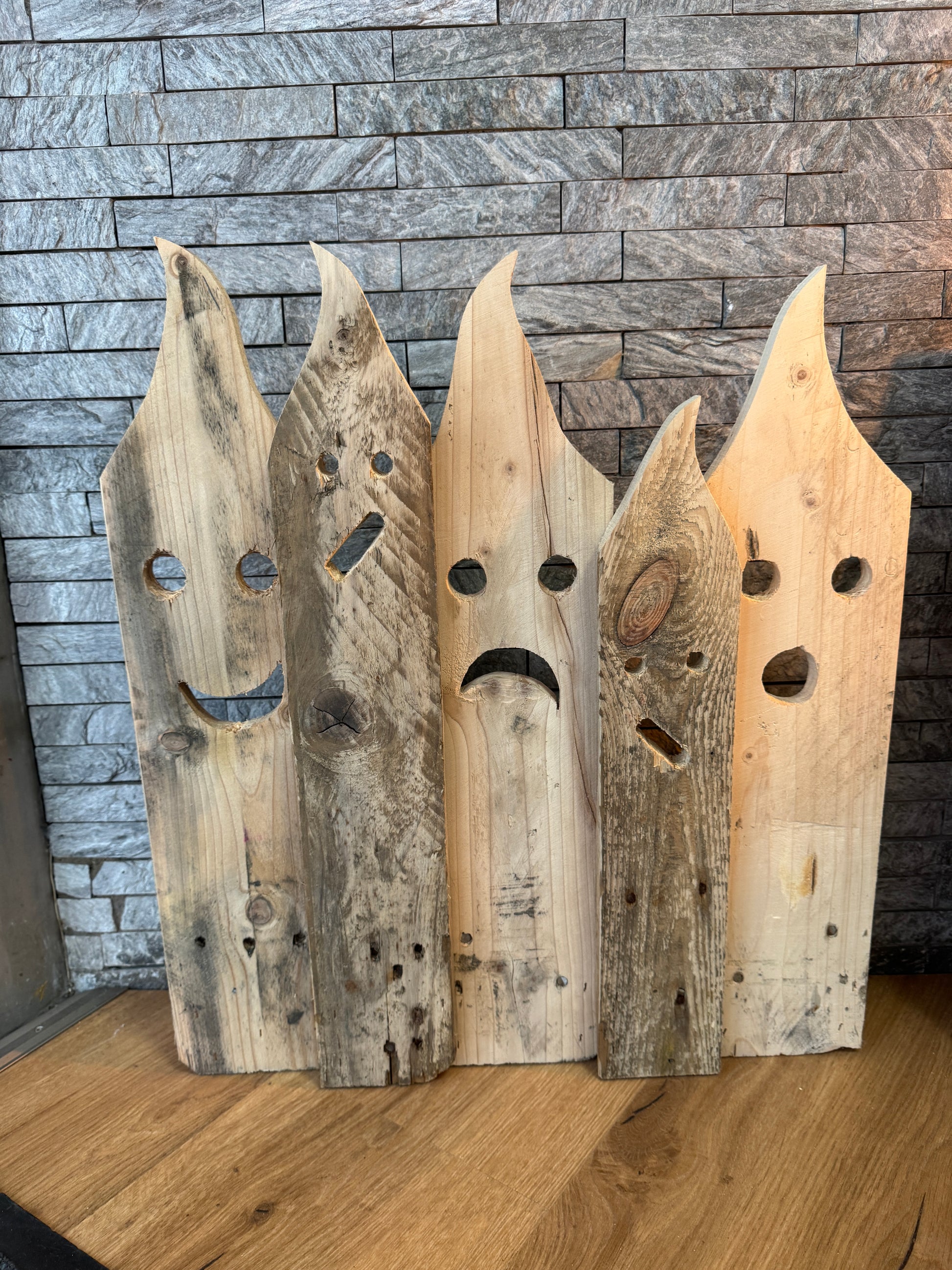 Halloween Palettendorf mit Geistergesichtern – Einzigartige Handarbeit für dein gruseliges Zuhause