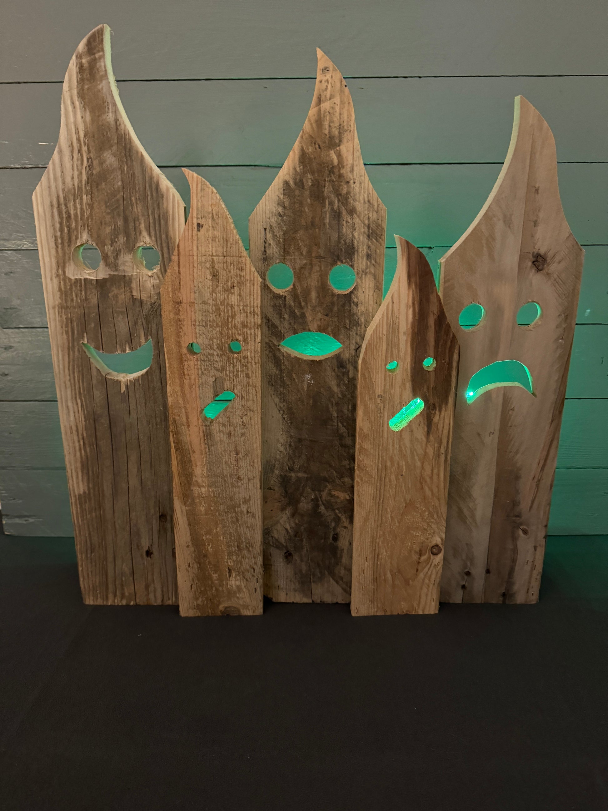 Halloween Palettendorf mit Geistergesichtern – Handgefertigte gruselige Deko