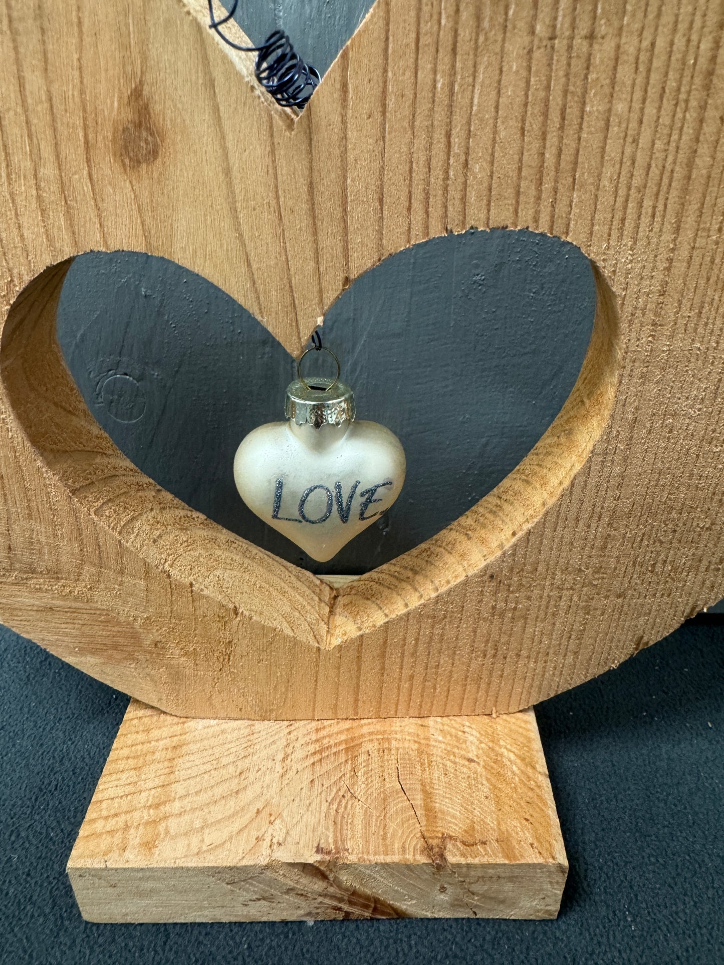 Valentinstag Holzherz mit kleinem Glas Herz drinnen