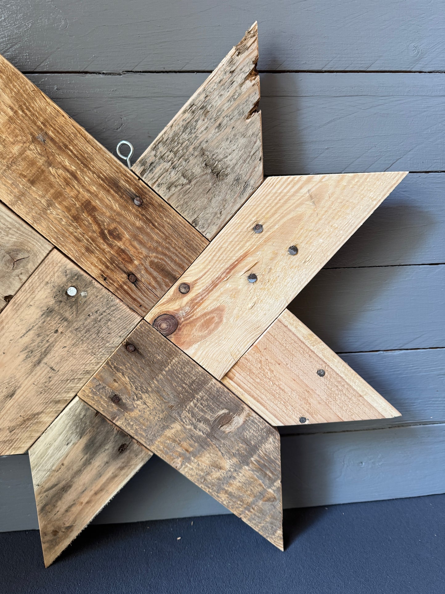 Holzstern aus Palettenholz als Weihnachtsdeko – nachhaltiges, handgemachtes Unikat aus Norddeutschland.
