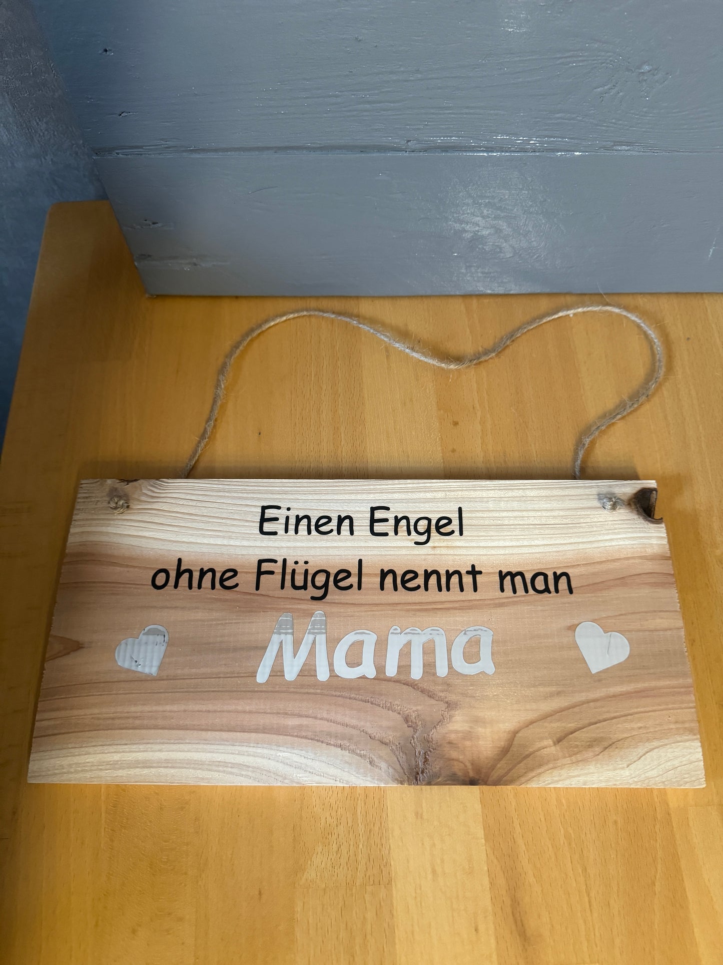 Schild „Einen Engel ohne Flügel nennt man Mama“ – Eine liebevolle Hommage an die wichtigste Frau in deinem Leben 👼💖