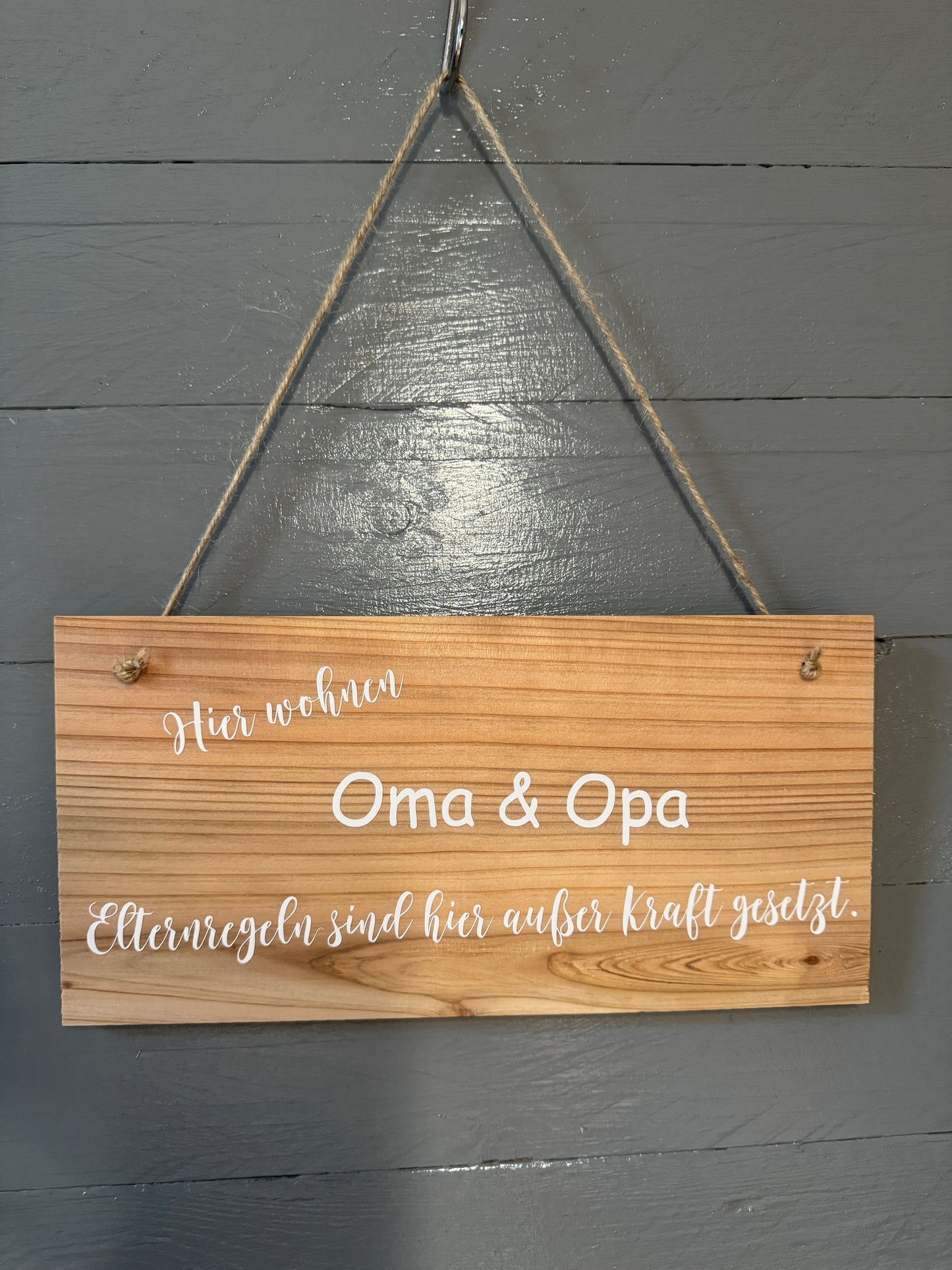 Schild „Hier wohnen Oma & Opa – Elternregeln sind hier außer Kraft gesetzt“ – Willkommen im Verwöhnparadies! 🍪🎈