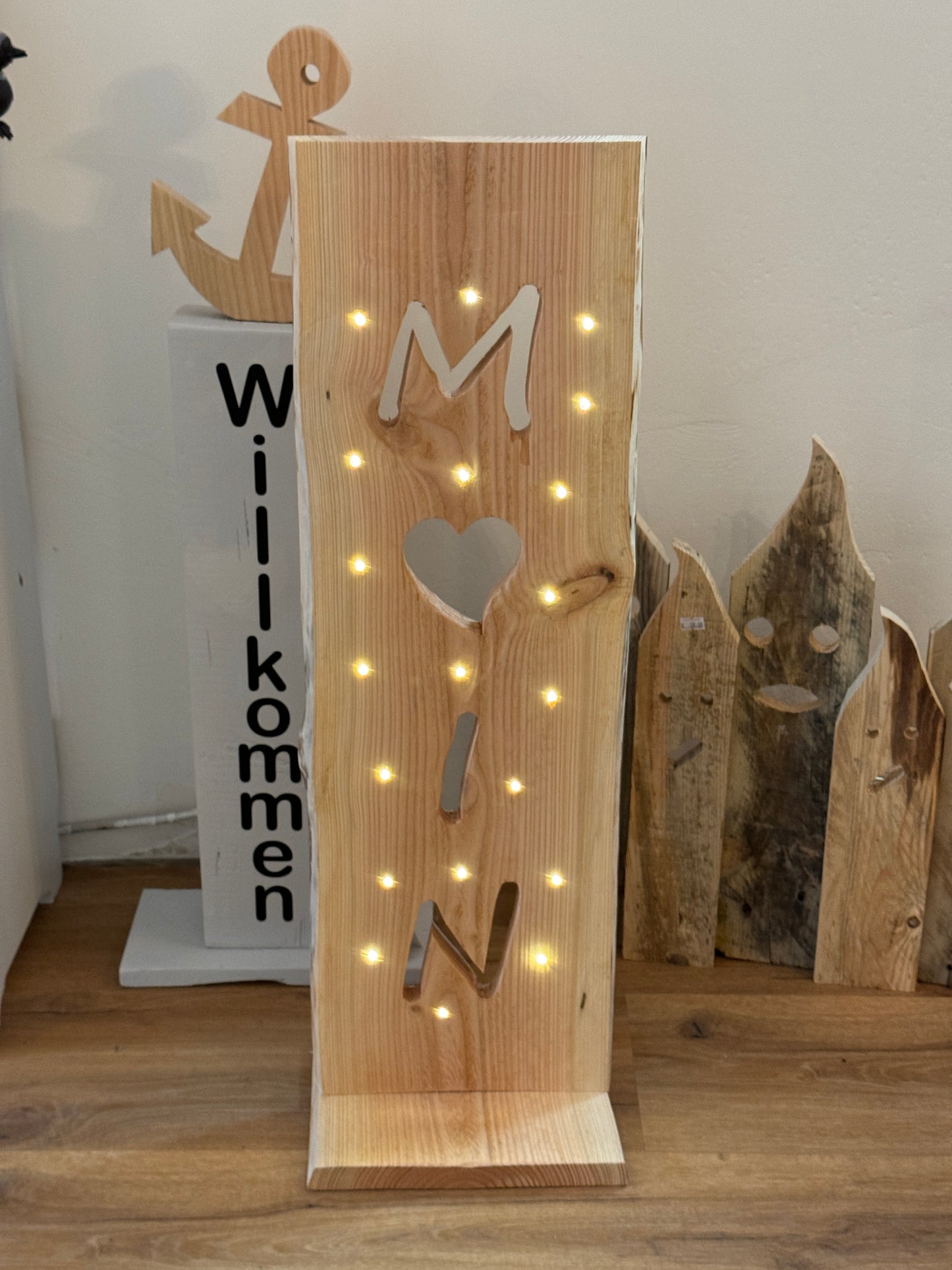 Stele mit dem Schriftzug MOIN als Herz und LED Lichterkette