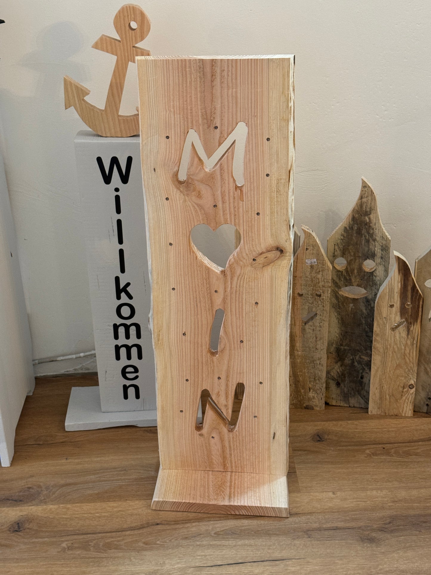 Stele mit dem Schriftzug MOIN als Herz und LED Lichterkette