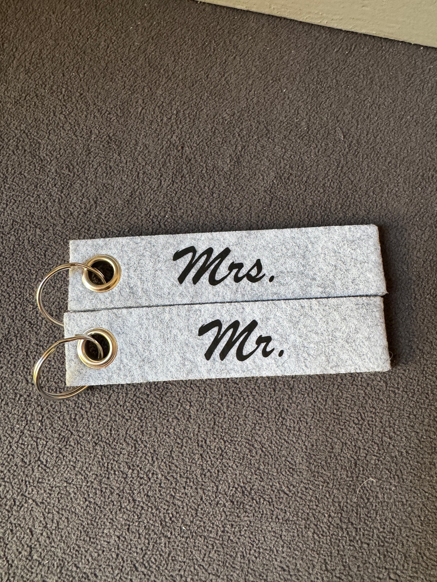 Partner-Schlüsselanhänger „Mr. Mrs.“ – Perfektes Geschenk zur Hochzeit oder für den Heiratsantrag