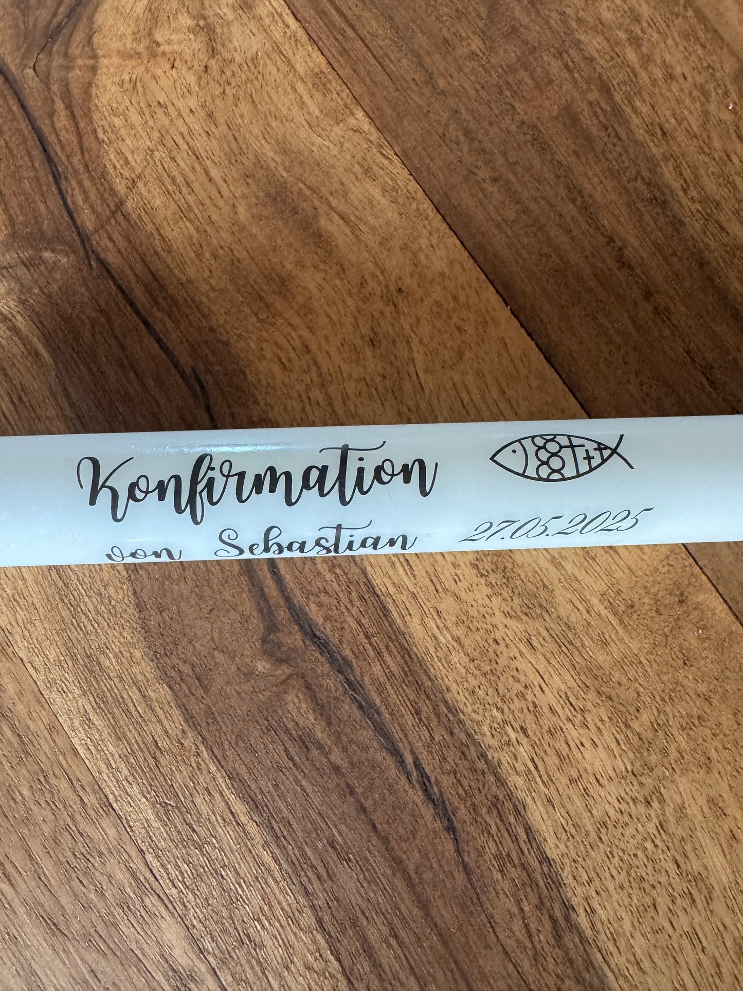 Minimalistische Stabkerze zur Konfirmation mit schwarzer Schrift