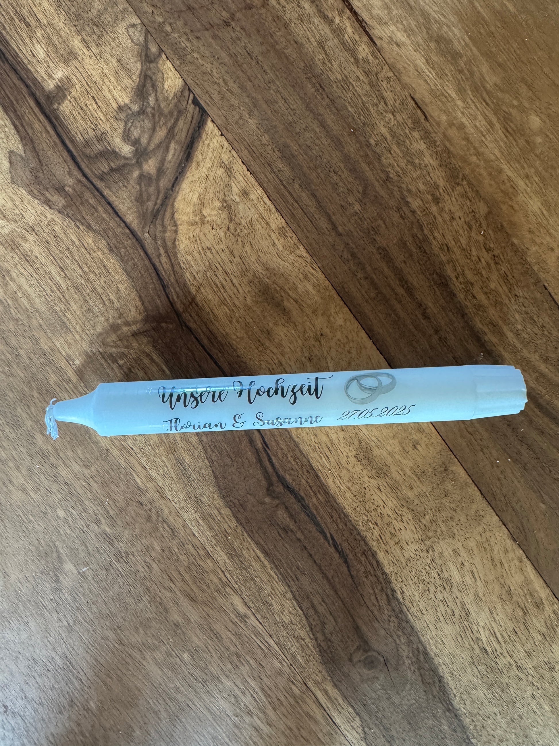 Beispiel einer personalisierten Stabkerze mit Namen und Hochzeitsdatum