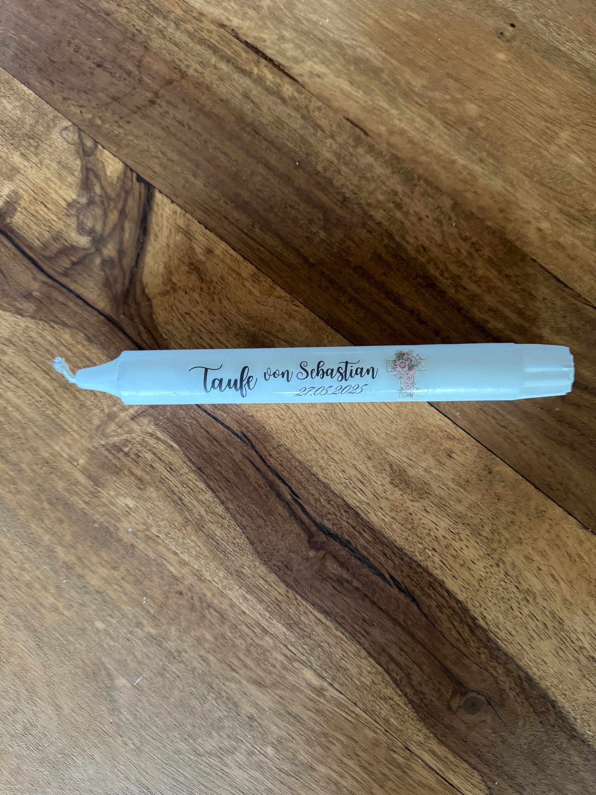 DIY-Taufkerze mit personalisiertem Namen und Kreuzdesign