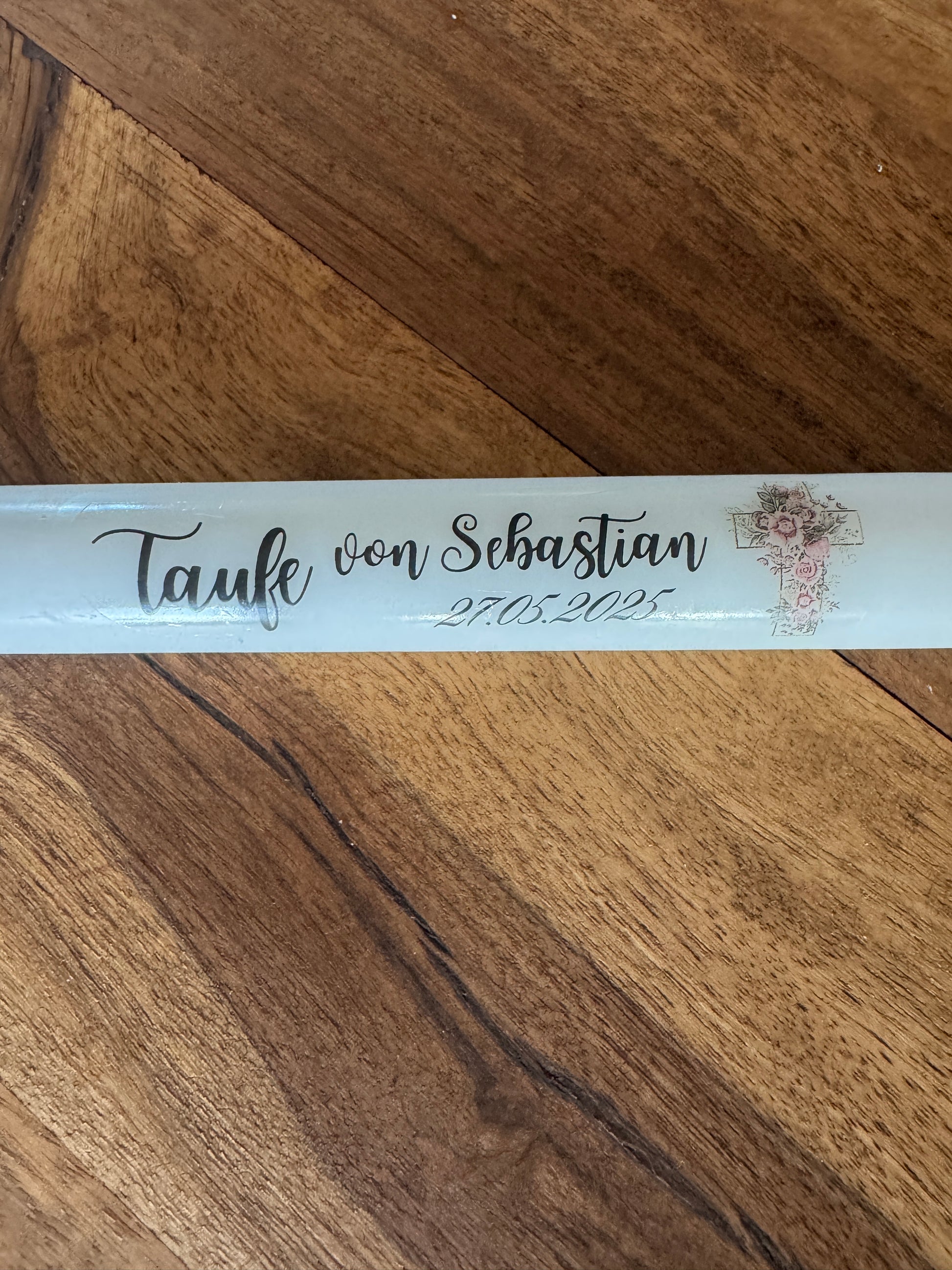 Kerzentattoos zur Taufe mit floralem Kreuz und Taufdatum