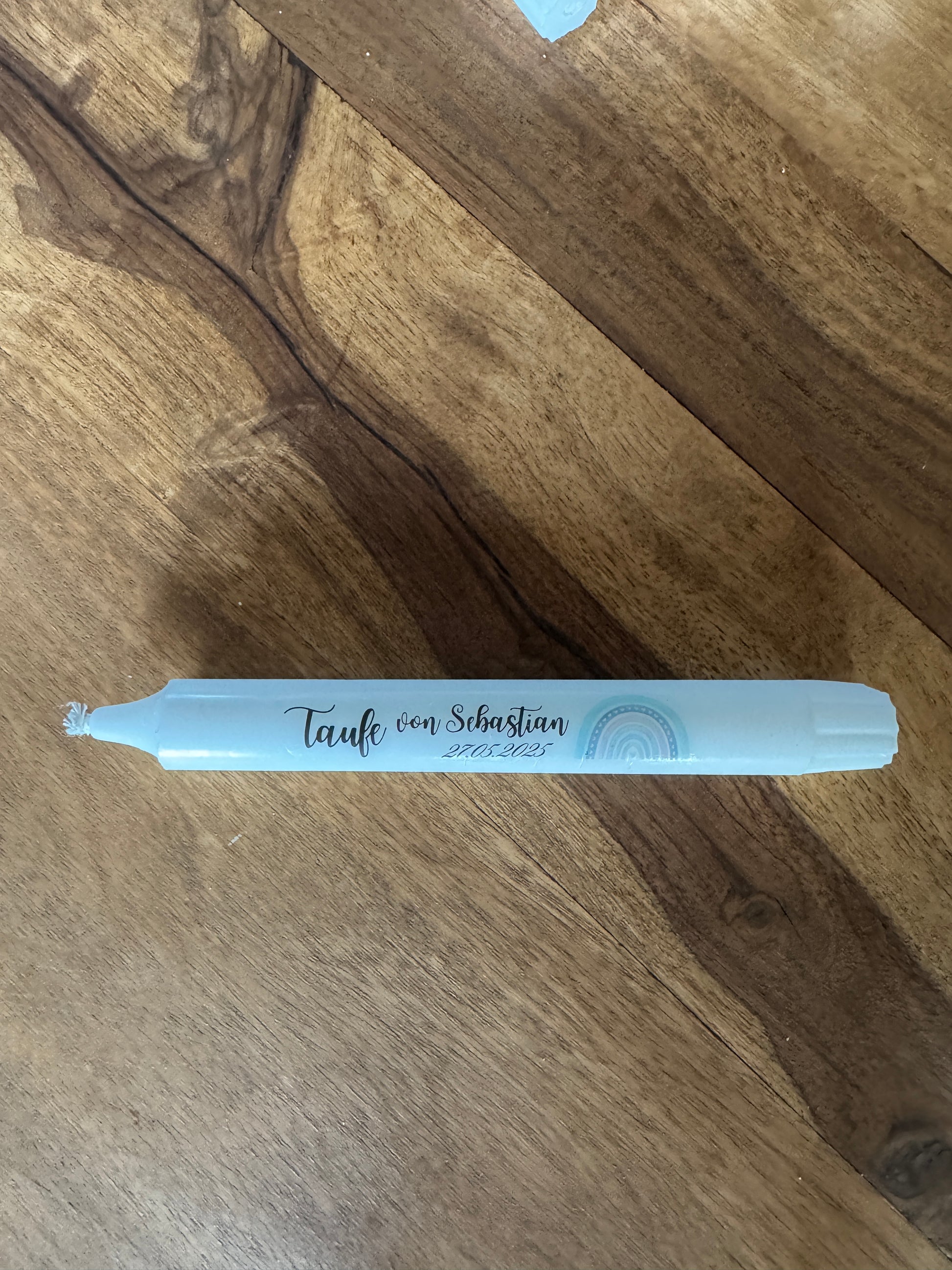 DIY-Stabkerze mit Regenbogen-Tattoo zur Taufe