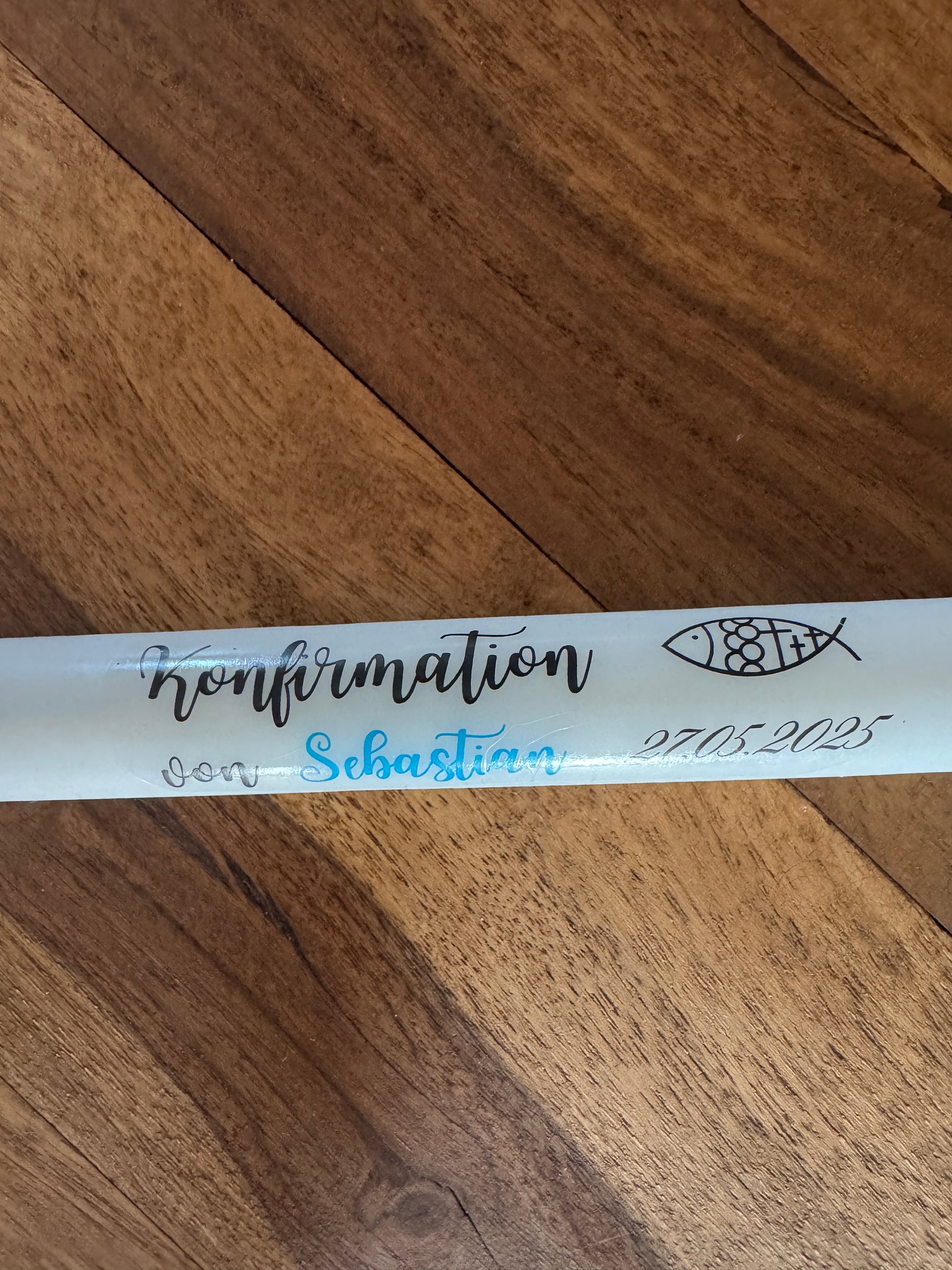 DIY-Kerzentattoo auf Stabkerze für Konfirmation