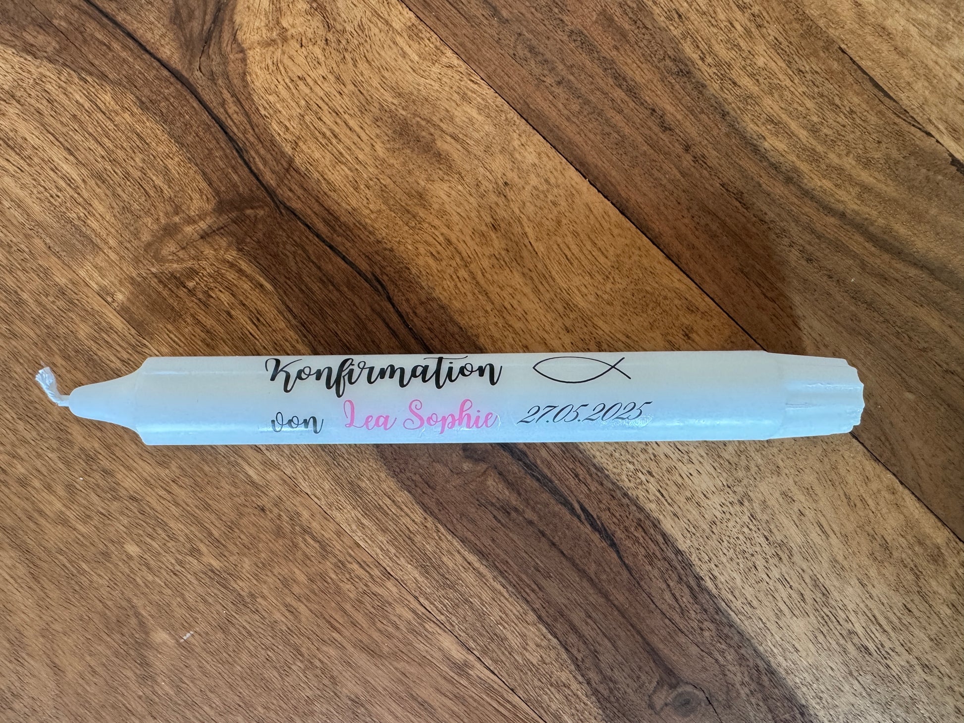 DIY-Konfirmationskerze mit personalisiertem Kerzentattoo