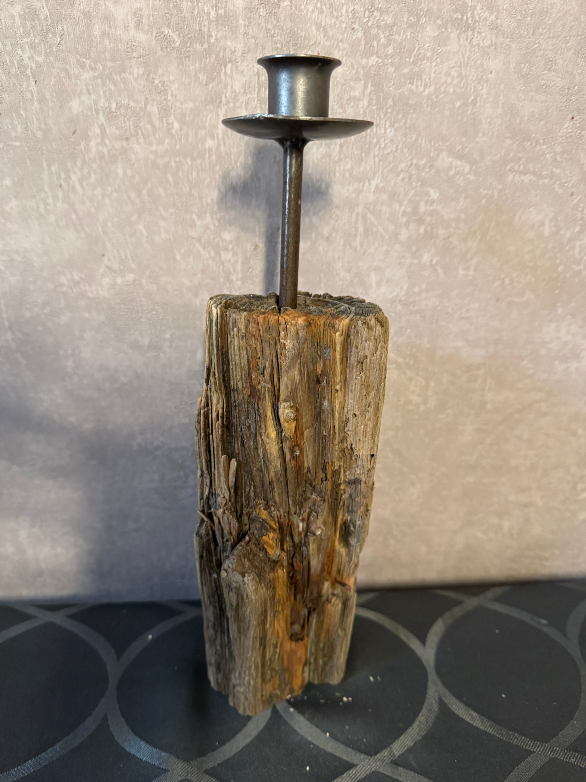 Handgefertigter Holzkerzenhalter mit rustikalem Küstencharme