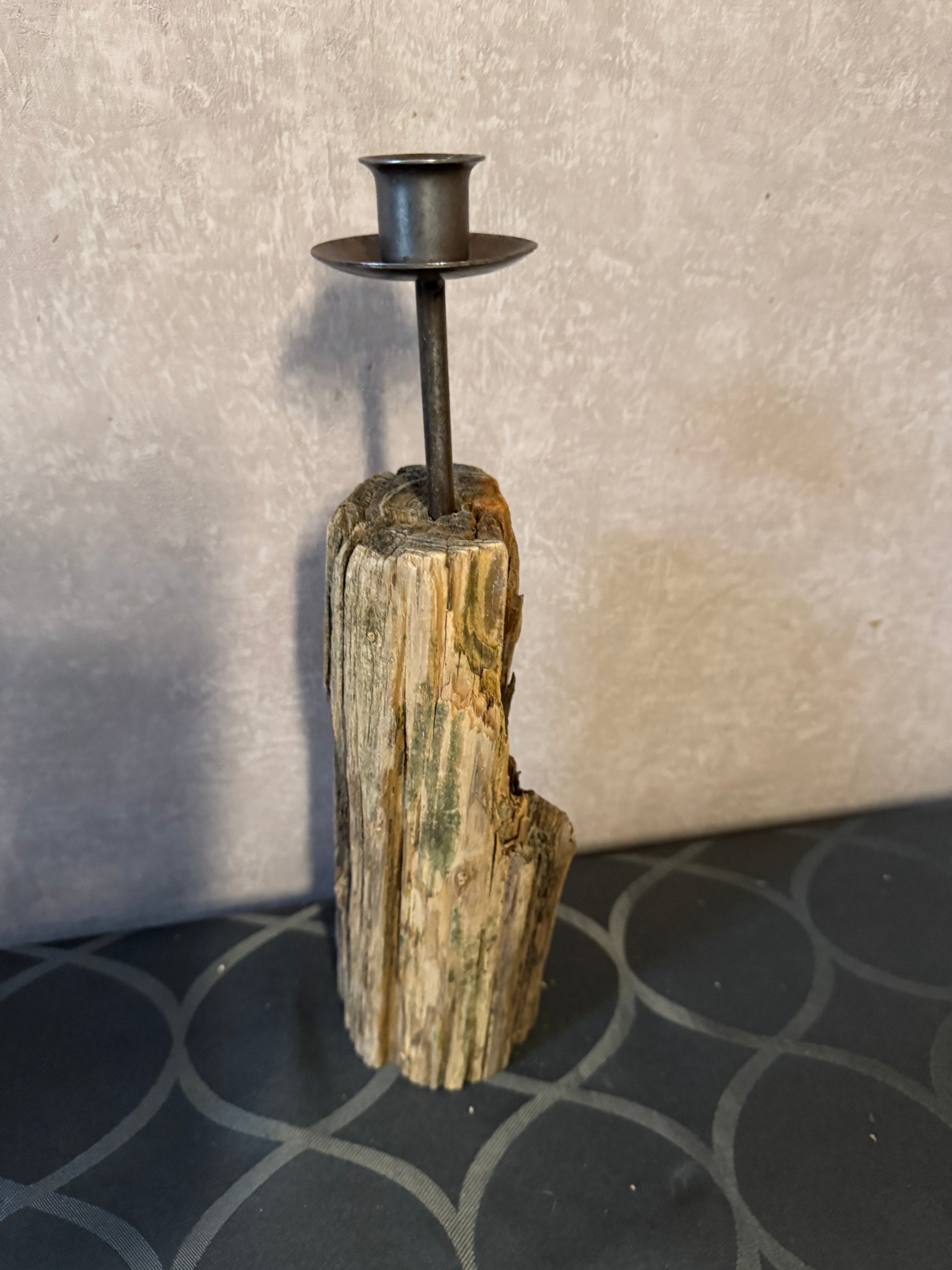 Detailaufnahme vom naturbelassenen Treibholz-Kerzenständer