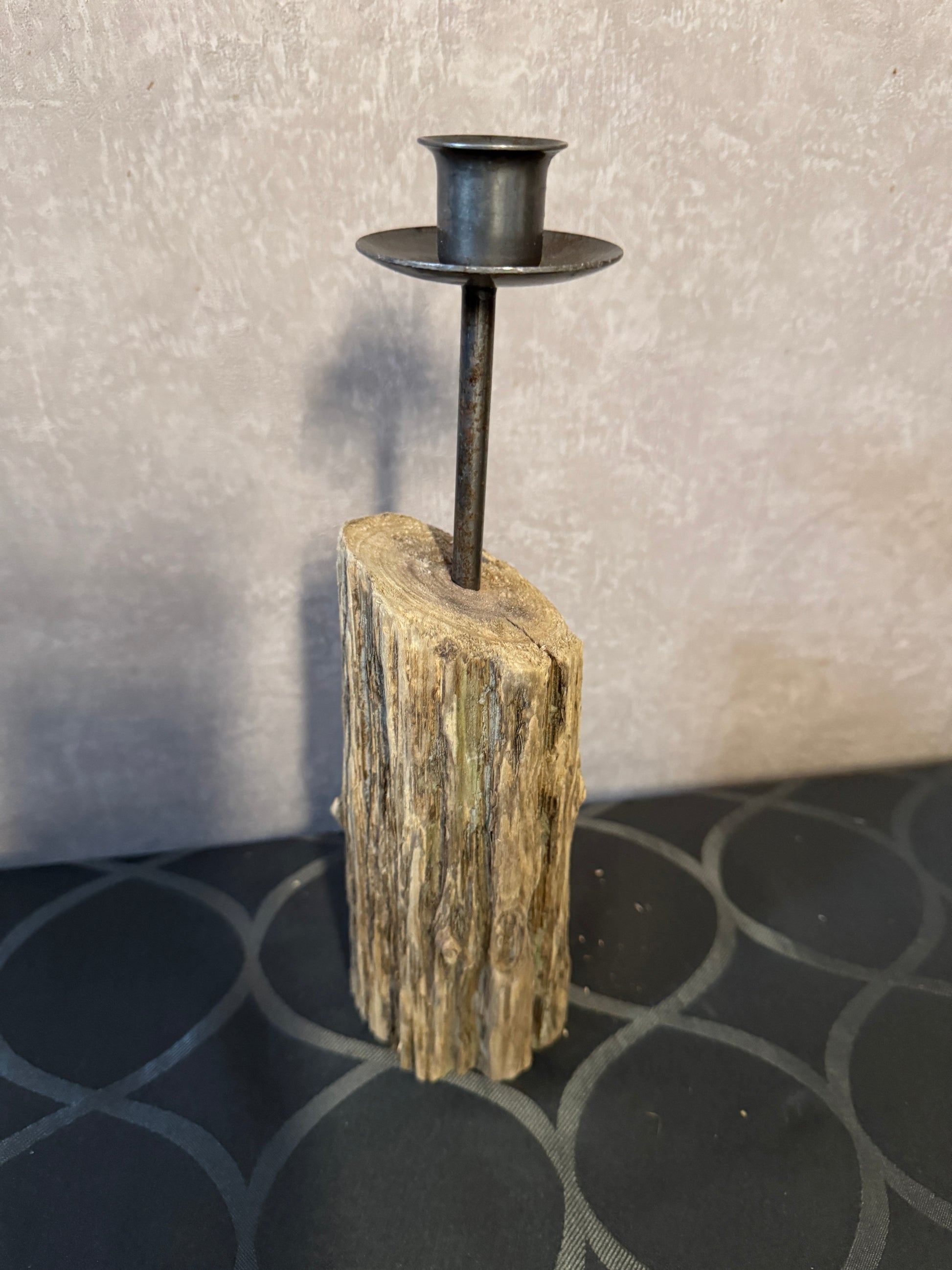 Faschinenholz-Kerzenständer mit rustikalem Charakter