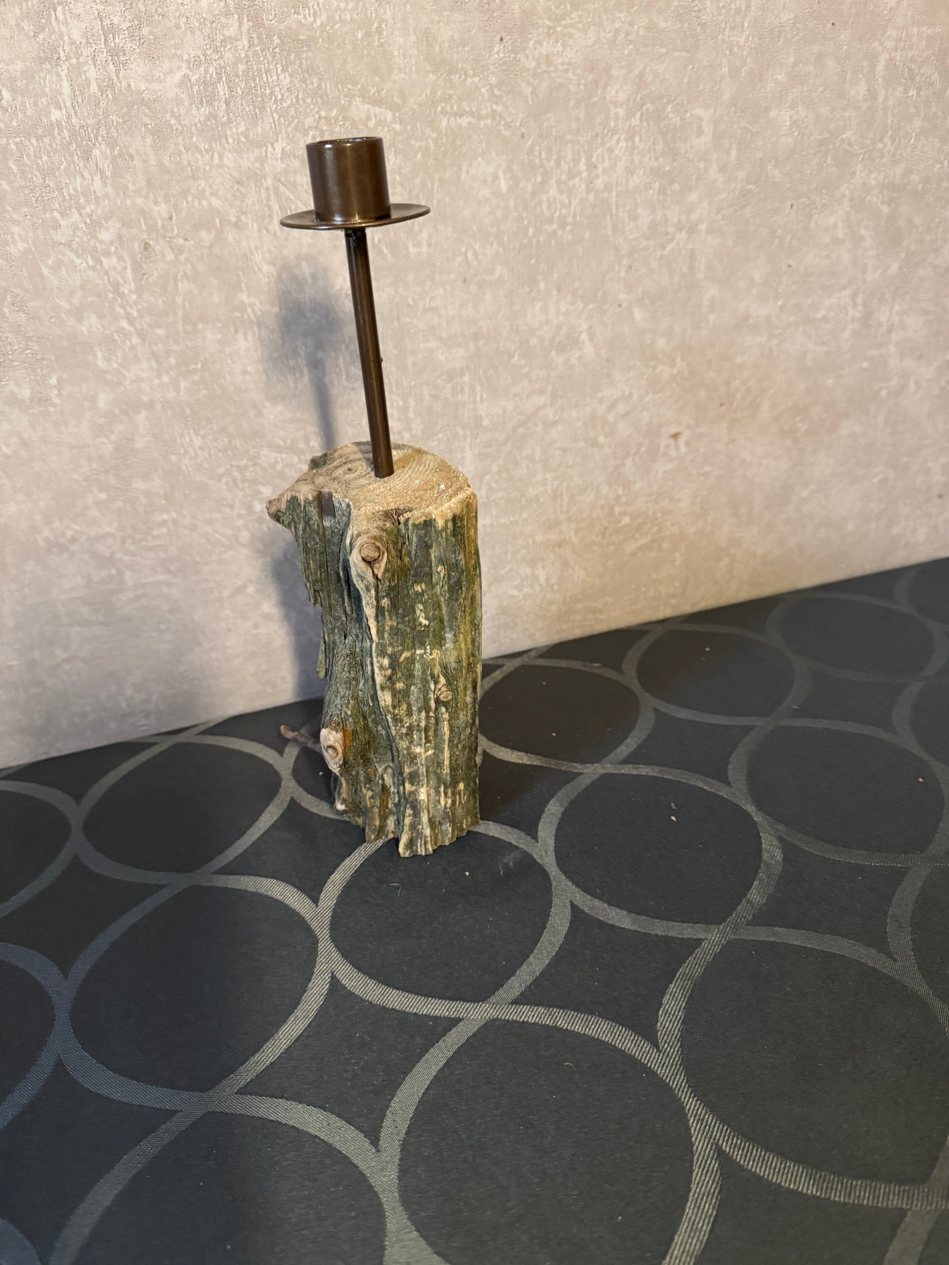 Natürliches Wohnaccessoire im Küstenstil mit Stabkerze