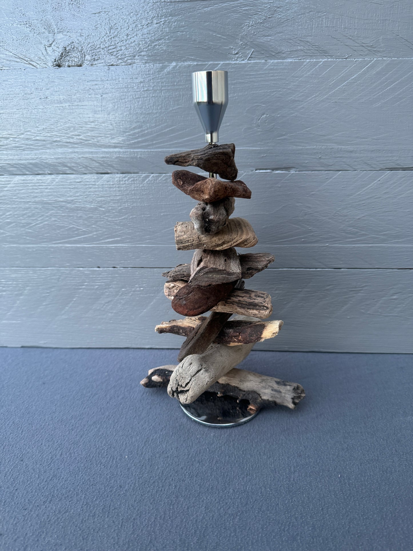 Handgefertigter Kerzenständer aus Treibholz für Stabkerzen