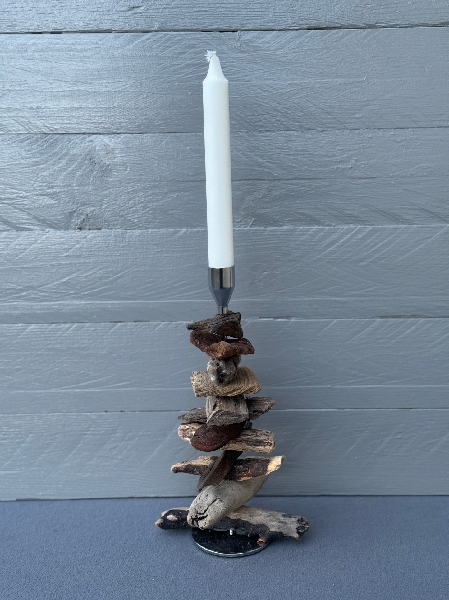 Dekorativer Treibholz-Stabkerzenhalter mit modernem Metallkontrast