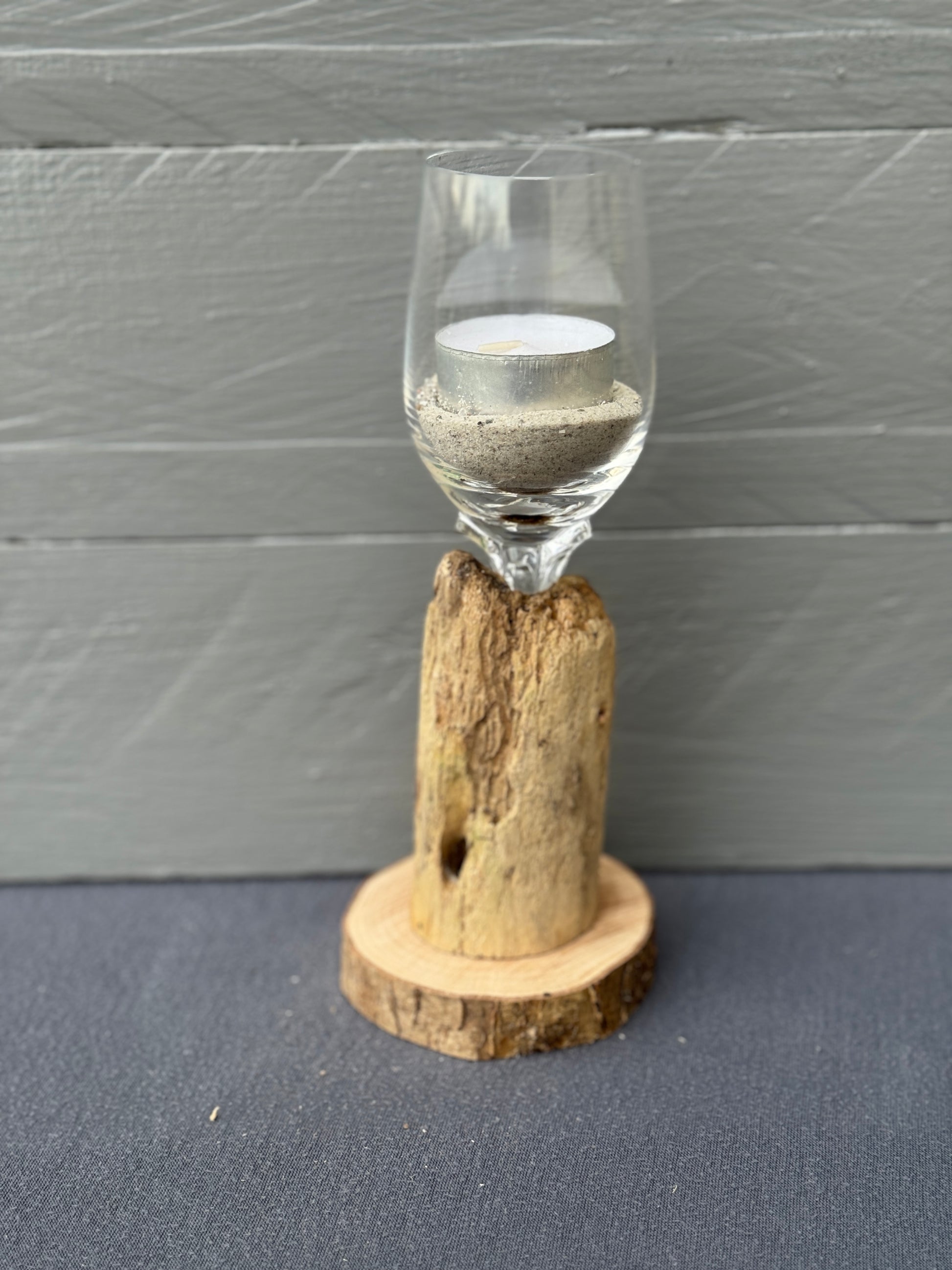 Handgefertigter Treibholz-Kerzenständer „Hasselberg“ auf Holzscheibe