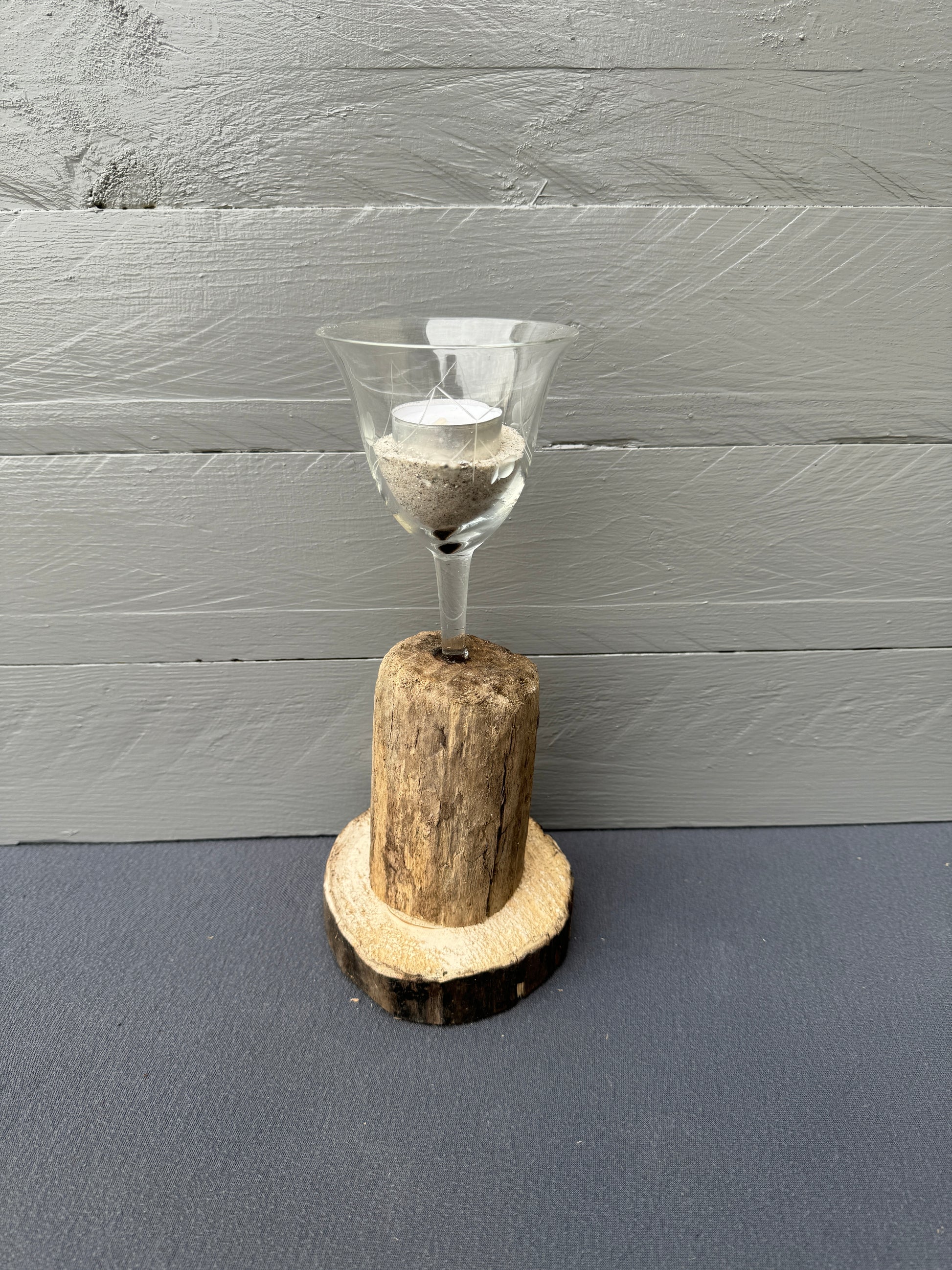 Maritimes Wohnaccessoire mit Glas, Sand und Naturholz