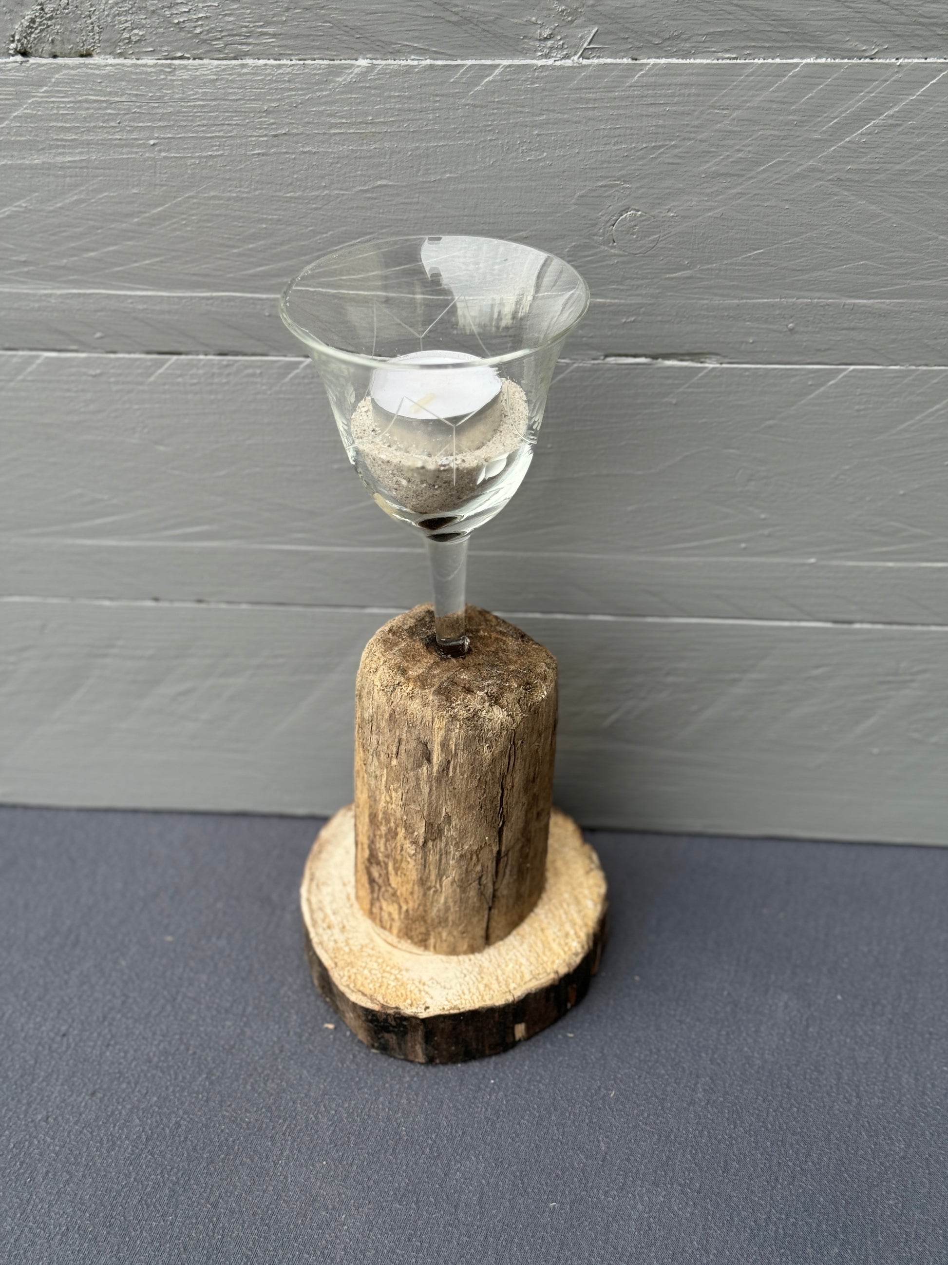 Handgemachter Kerzenhalter aus Ostsee-Treibholz und Baumscheibe