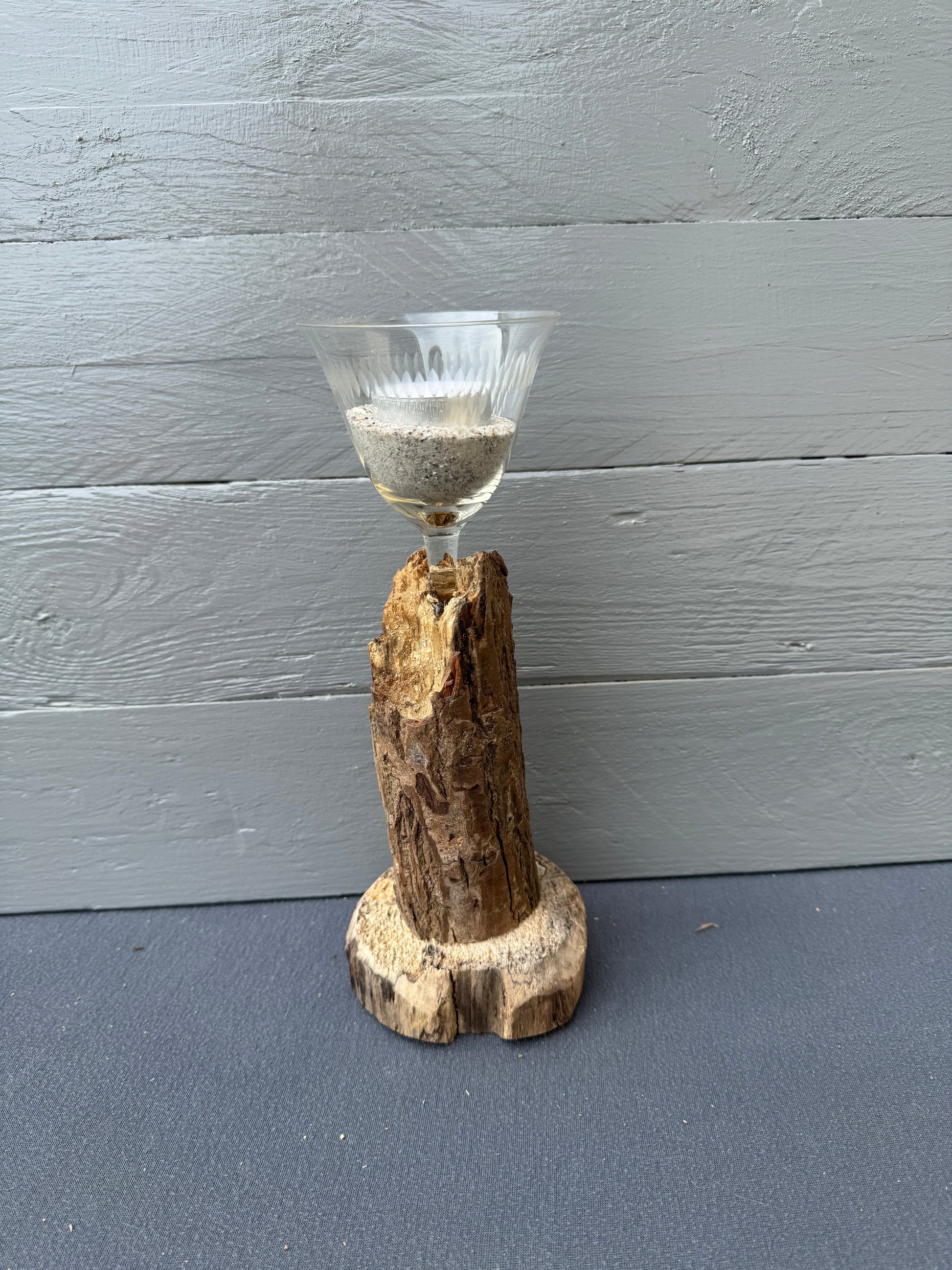 Kerzenständer aus Treibholz und Glas mit Sandfüllung