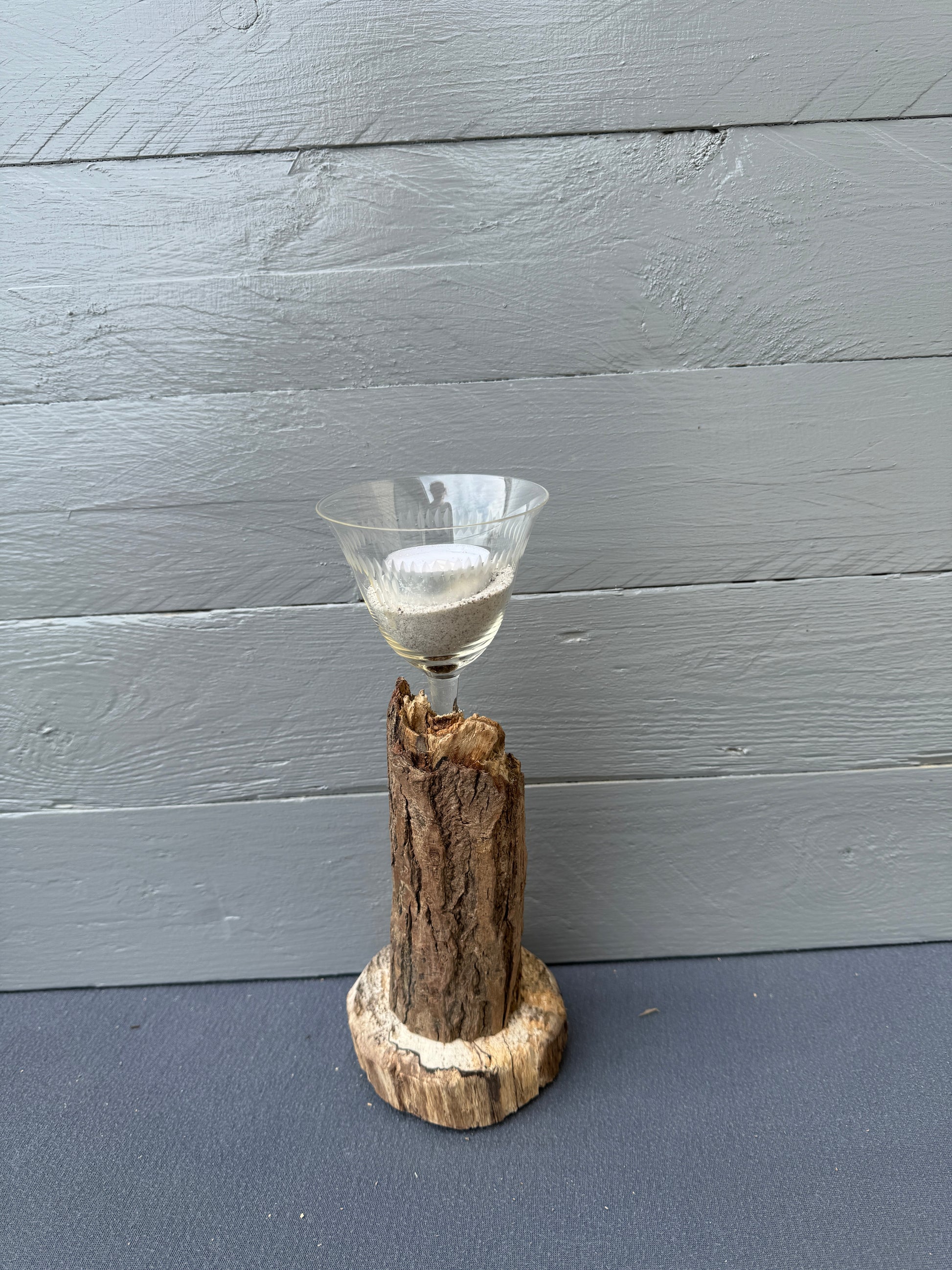 Rustikaler Treibholz-Kerzenständer mit Ostseesand im Glas