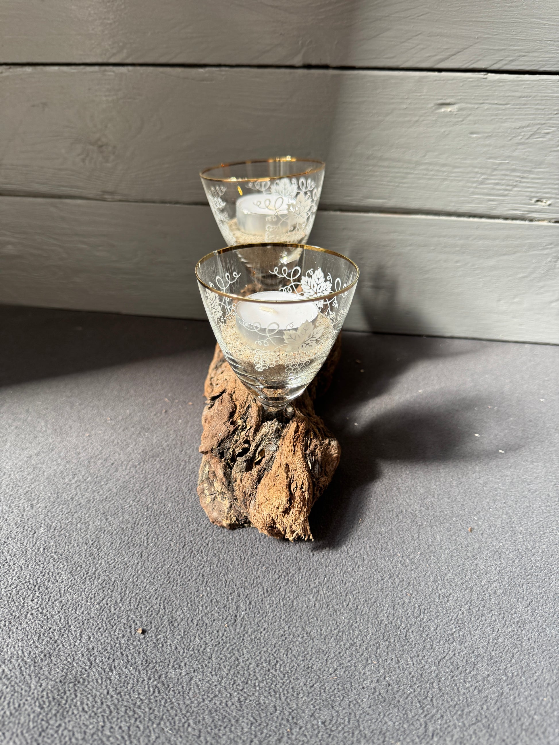 Treibholz-Kerzenhalter „Küstenfeuer“ mit recyceltem Glas und Ostseesand – Maritime Tischdeko