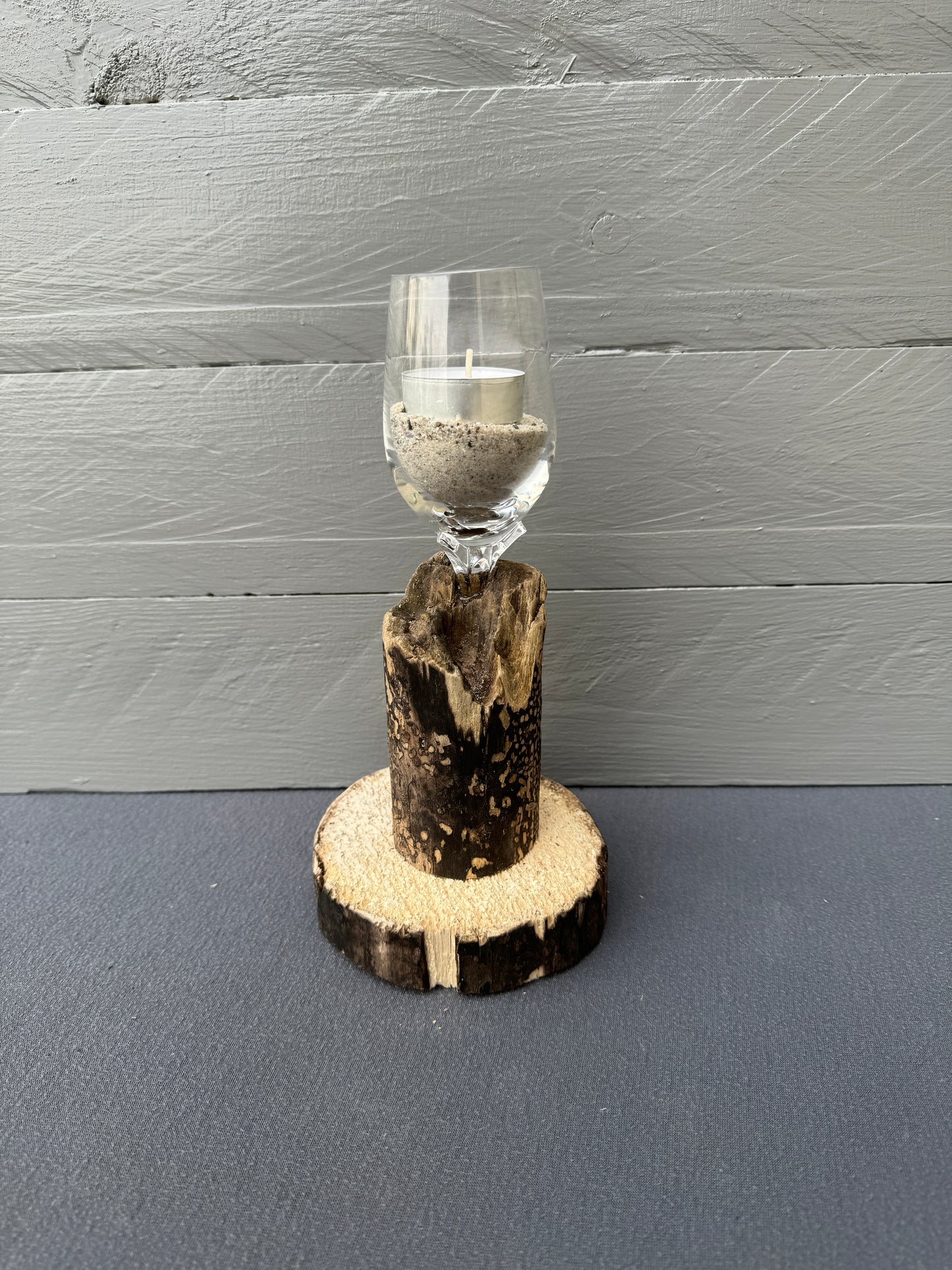 Rustikaler Kerzenhalter mit natürlicher Baumscheibe
