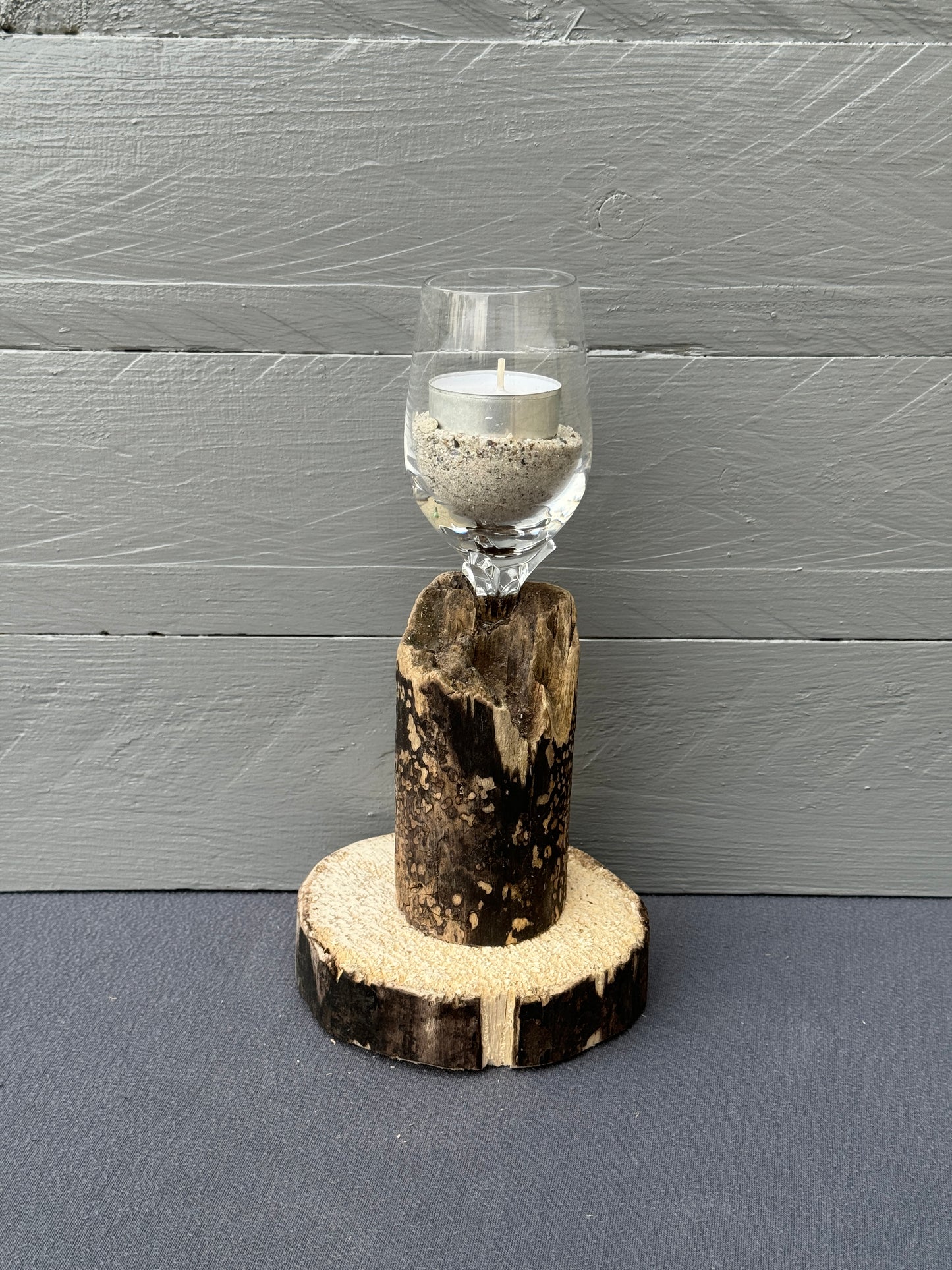 Treibholz-Kerzenhalter auf Baumscheibe mit Glas