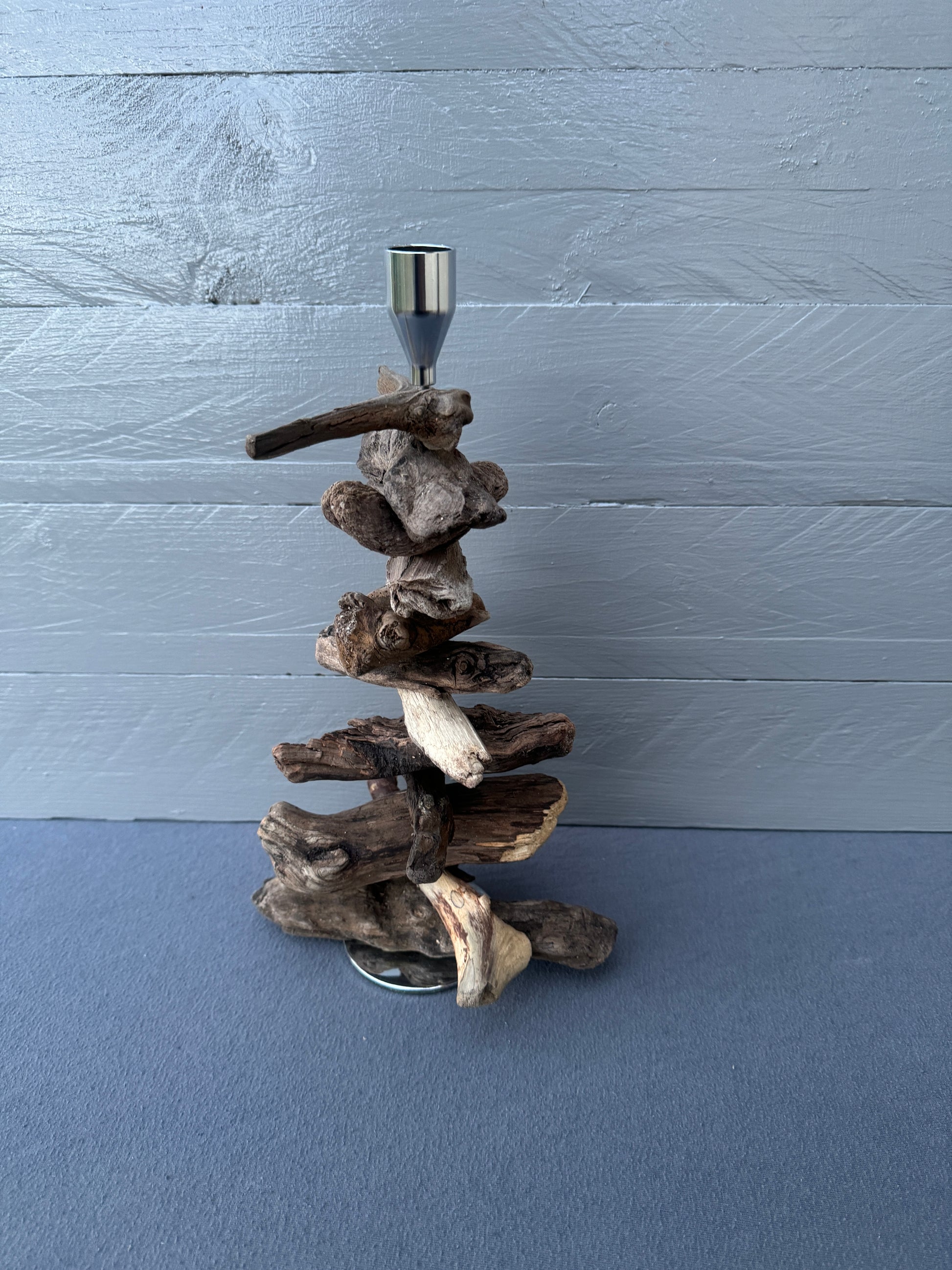 Unikat-Kerzenhalter mit Silberfassung und naturbelassenem Treibholz
