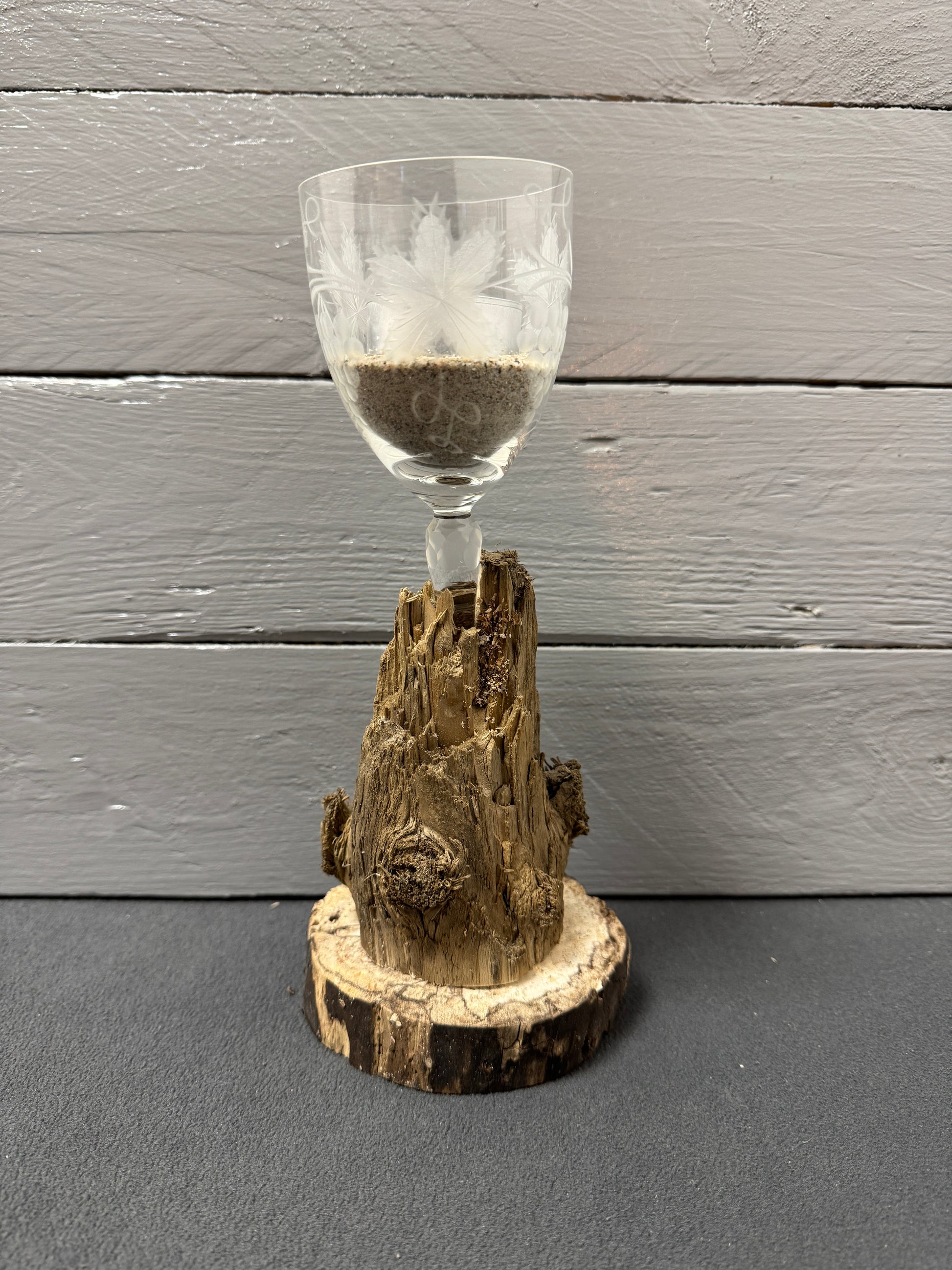 Stimmungsvolle Tischdeko mit Treibholz und Glasaufsatz