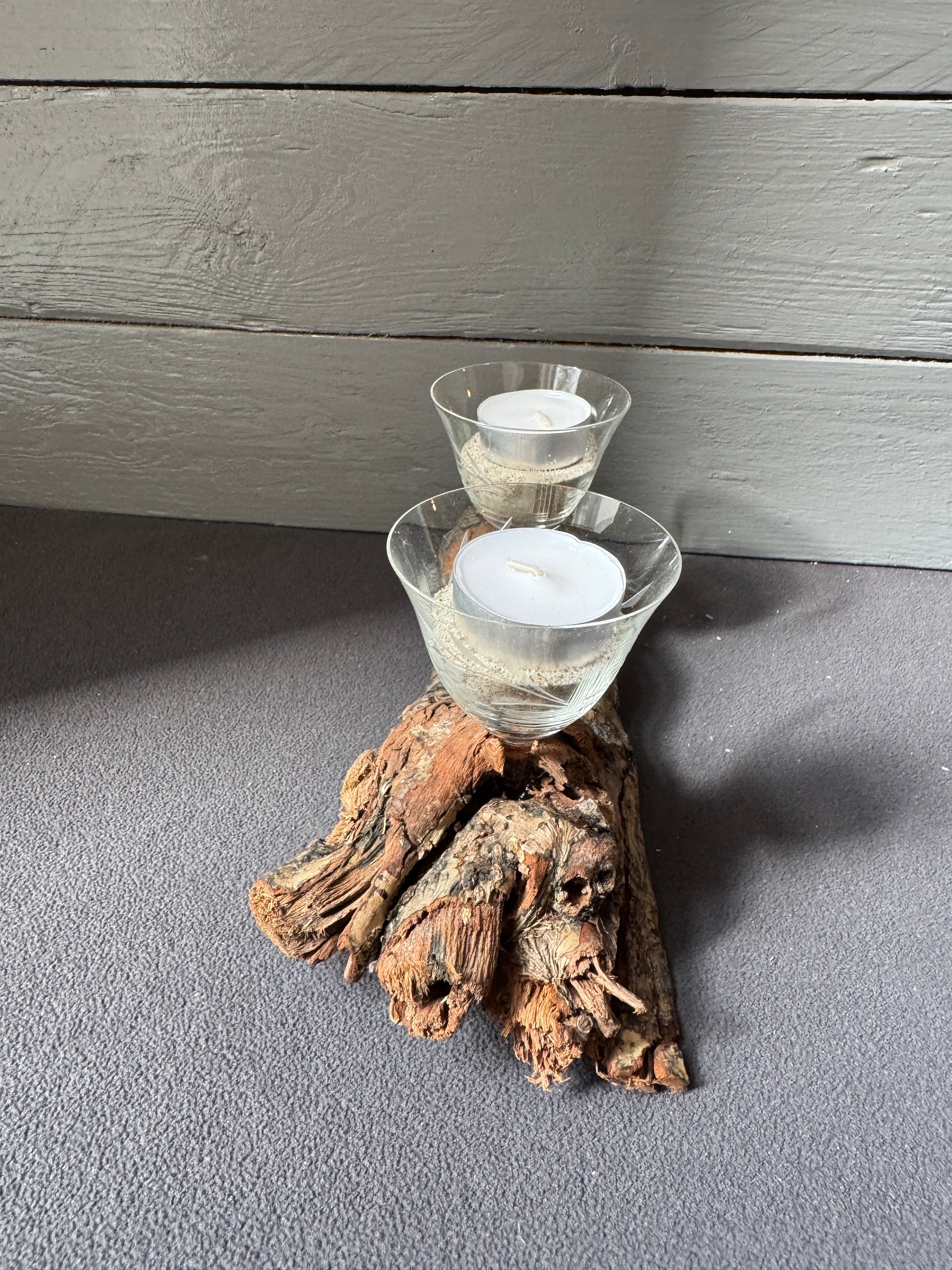 Detailaufnahme des Treibholz-Kerzenhalters „Meeresglanz“ – Teelichthalter mit Ostseesand und maritimem Flair