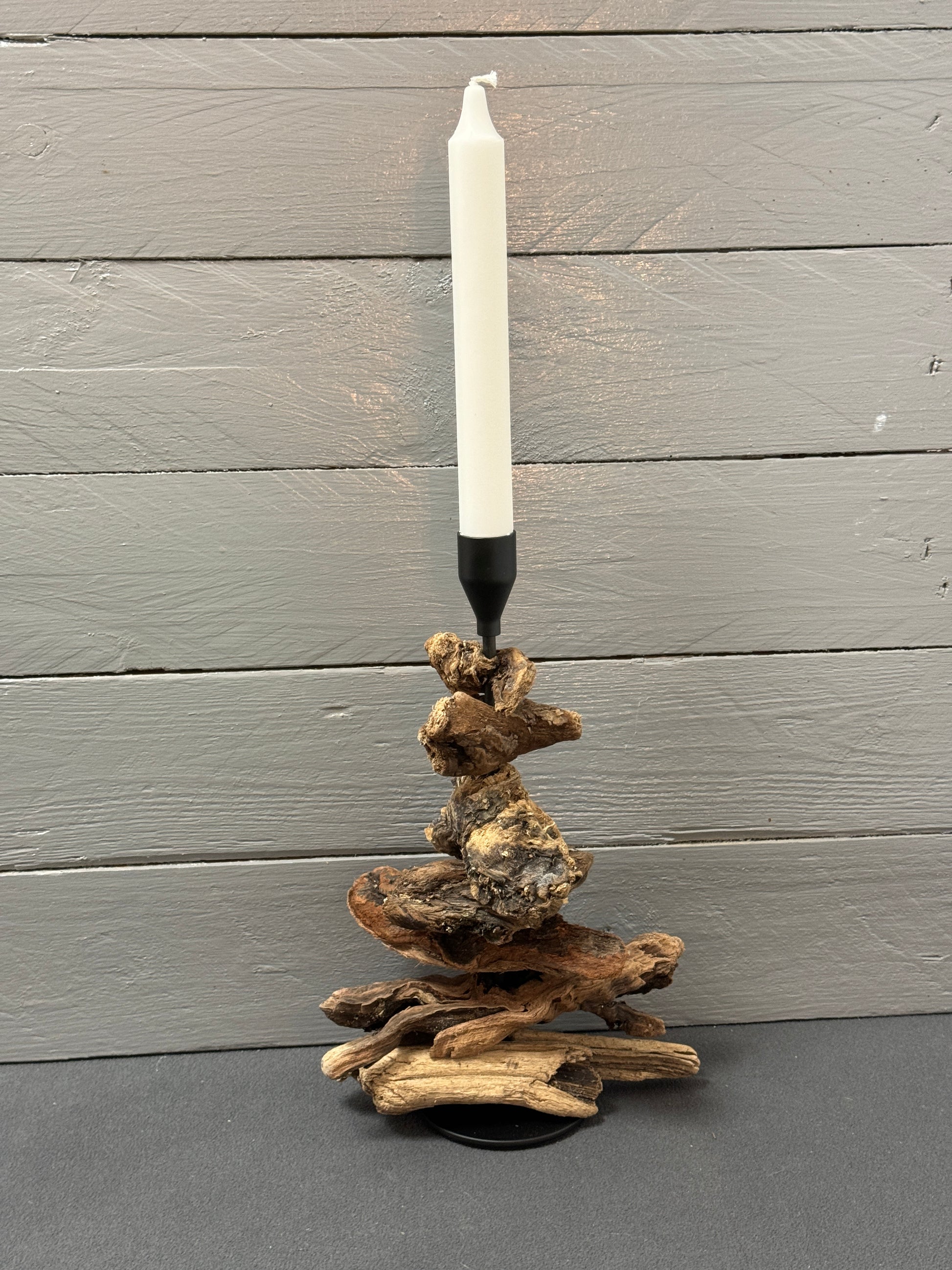 Kerzenhalter aus Treibholz mit schwarzem Metall für Stabkerzen