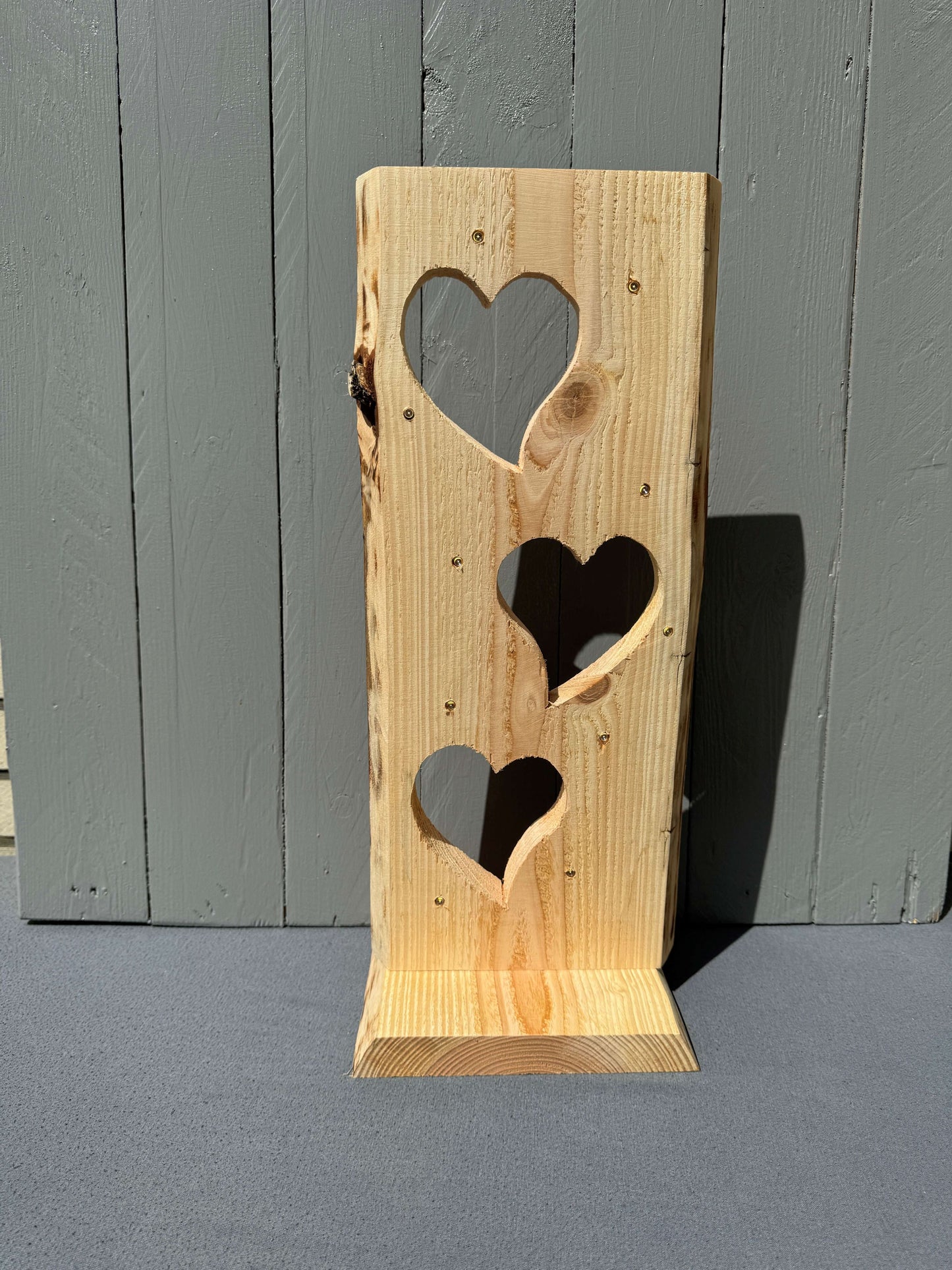 Kleine Stele mit Herzen LED beleuchtet