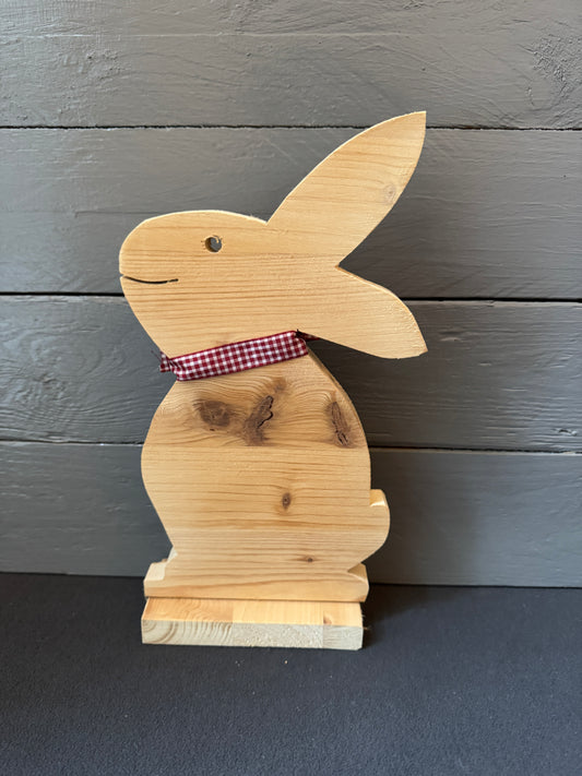 Natürlicher kleiner Osterhase aus Holz mit sichtbarer Maserung für Frühlings- und Osterdeko