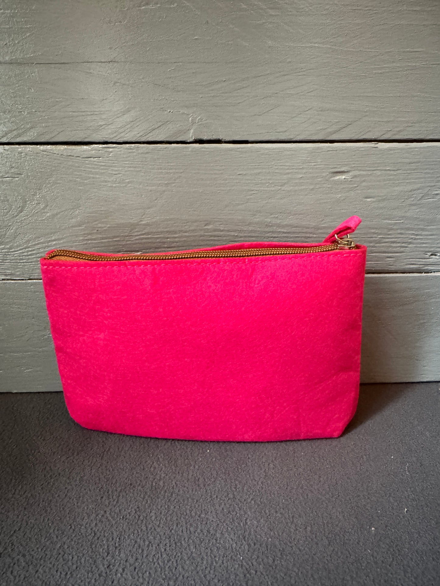 Filz-Kosmetiktasche mit Herzmotiv und Aufdruck „Mädelskram“ – handmade Geschenkidee.