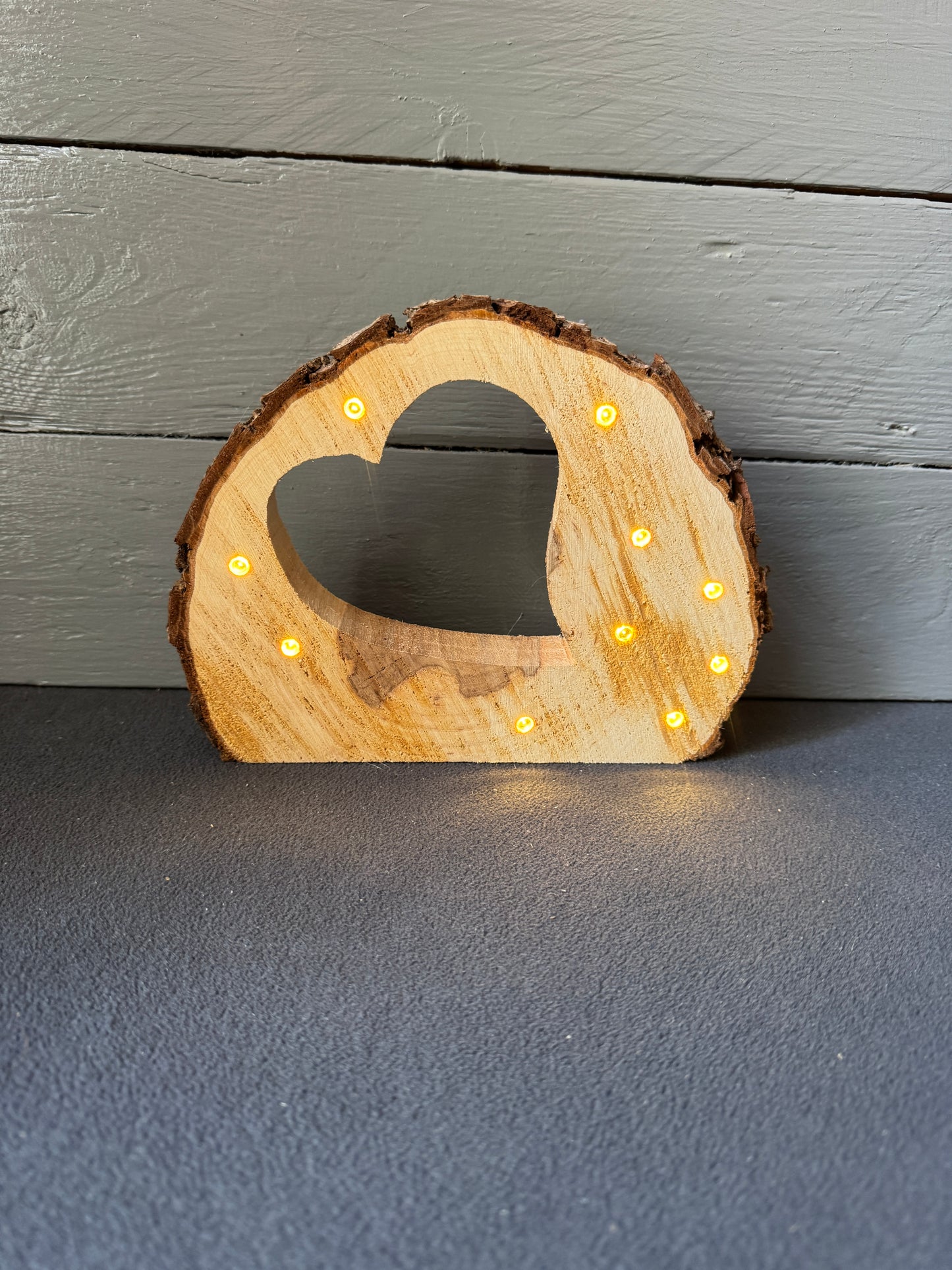 Baumscheibe mit Herz & Lichterkette – handgemachtes Geschenk zur Hochzeit oder Muttertag