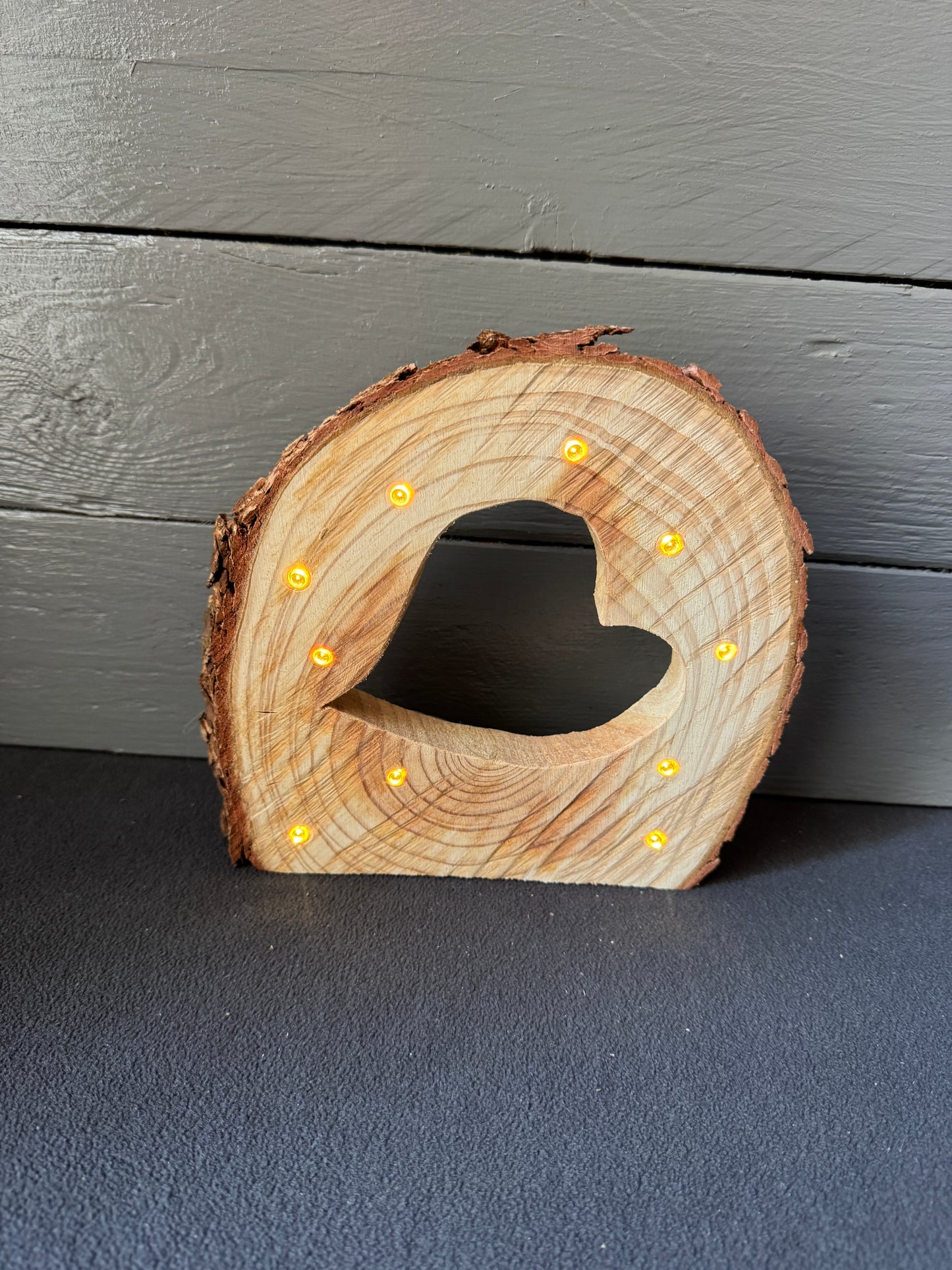 Baumscheibe mit Herz & Lichterkette – handgemachtes Geschenk zur Hochzeit oder Muttertag