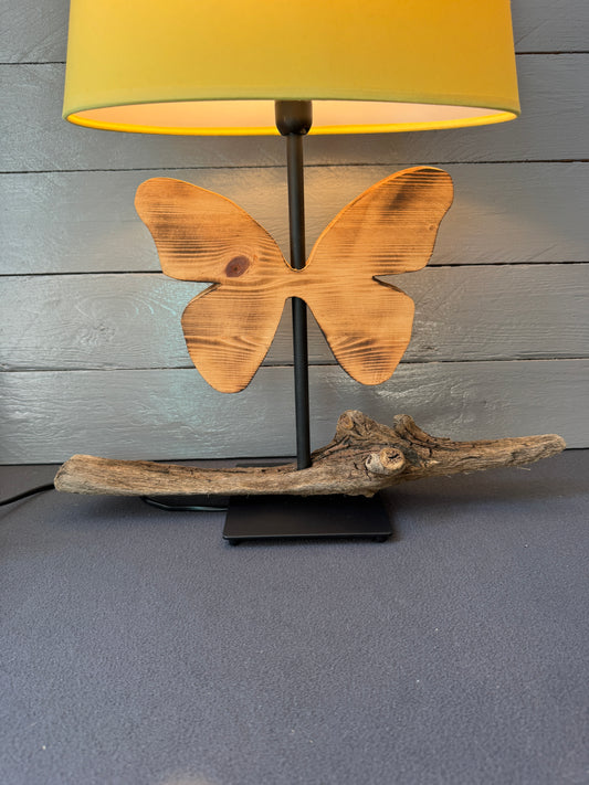 Tischlampe mit Schmetterling aus Altholz und Treibholzfuß aus der Ostsee, handgefertigte Natur-Deko.