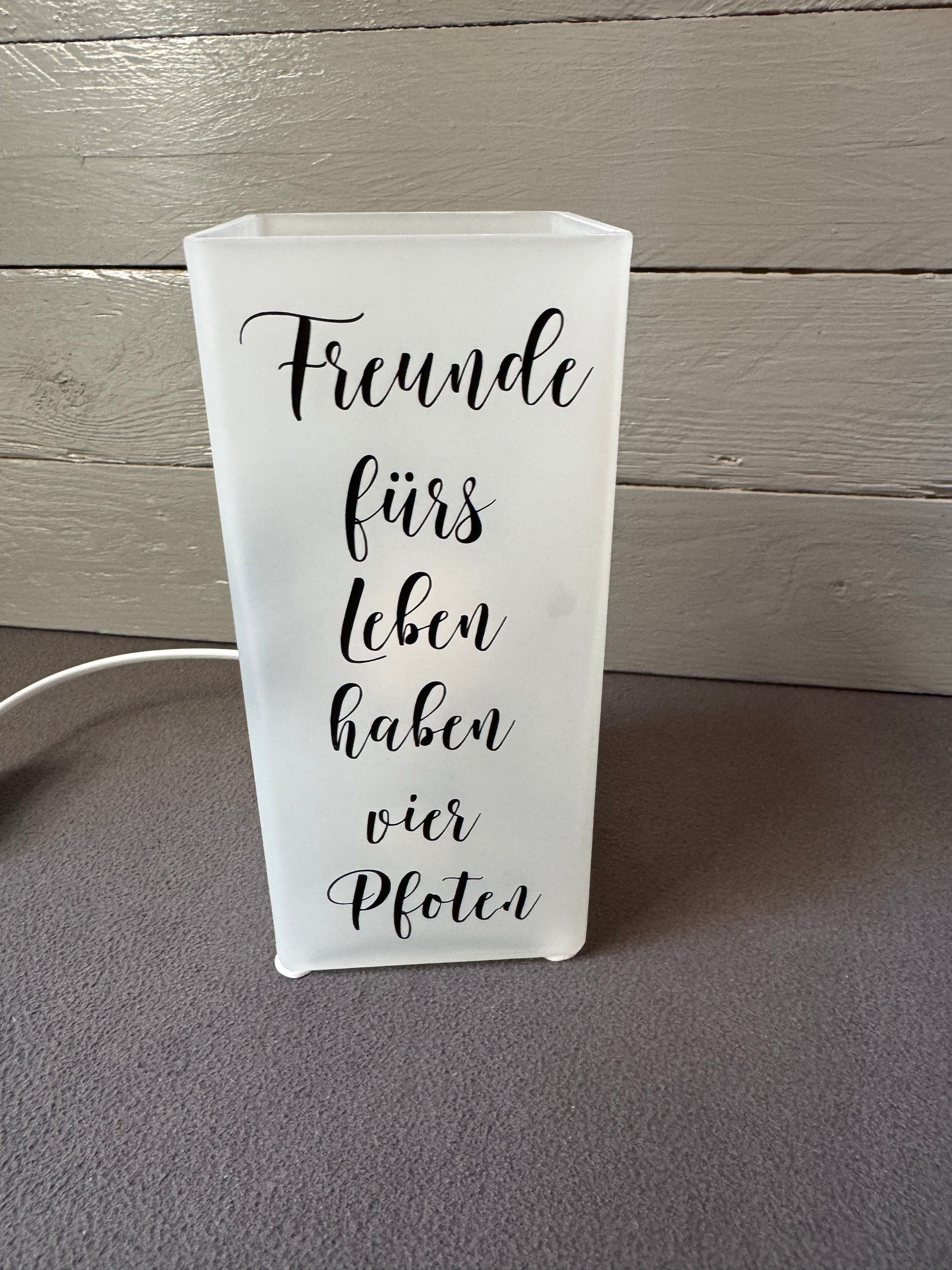 Glaslampe mit Spruch „Freunde fürs Leben haben vier Pfoten“, handgefertigt für Tierliebhaber