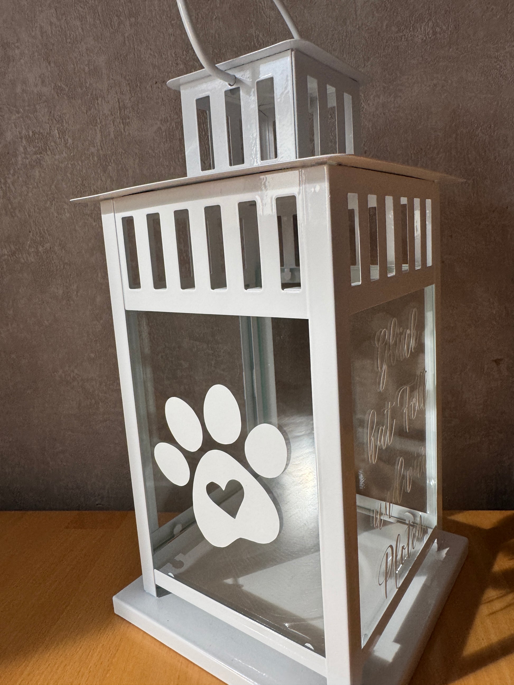 Stimmungsvoller Einsatz: Laterne leuchtend auf Fensterbank, erinnert an treue Vierbeiner und Tierliebe.