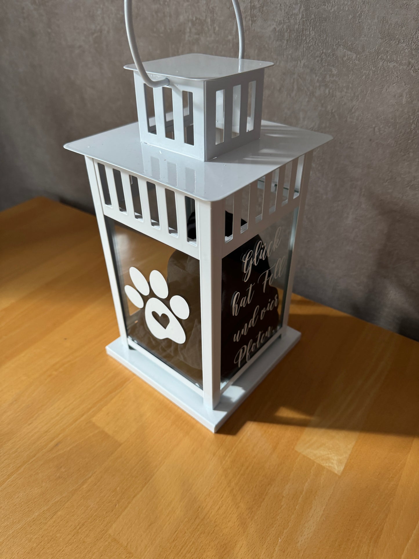 Laterne BORRBY von vorne, stimmungsvolles Licht drinnen, Dekoration für Tierliebhaber.