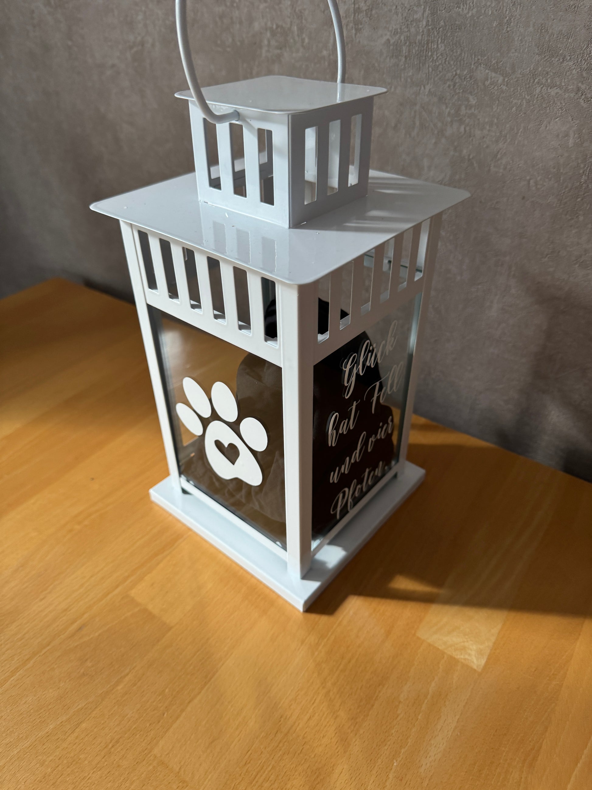 Laterne BORRBY von vorne, stimmungsvolles Licht drinnen, Dekoration für Tierliebhaber.