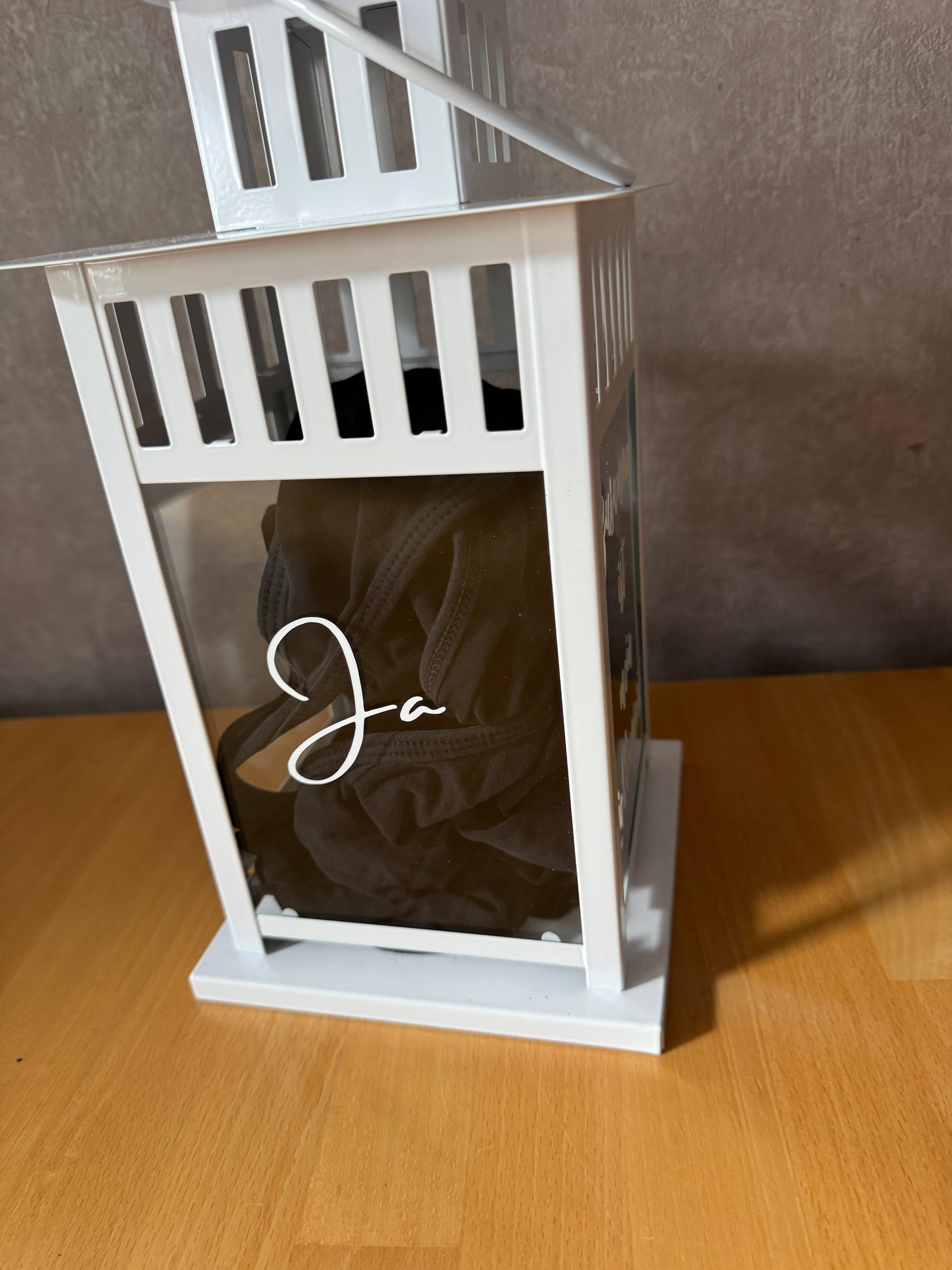 Laterne im Raum auf Fensterbank – romantisches Wohnaccessoire für das gemeinsame Zuhause