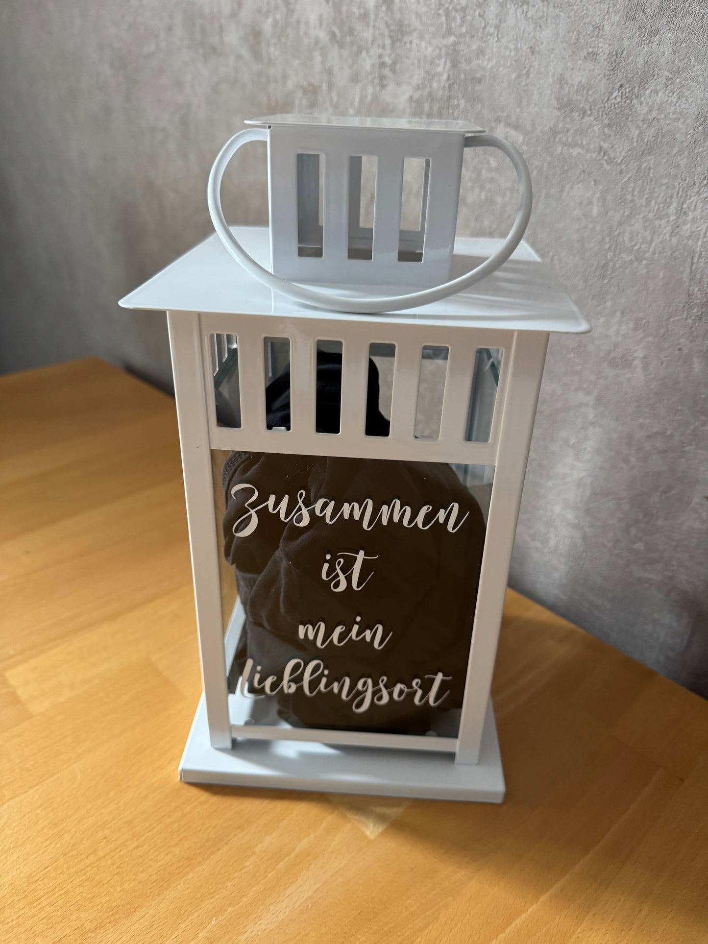 Laterne „Zusammen ist mein Lieblingsort“ auf Hochzeitstisch – Glaslaterne mit romantischem Spruch und stimmungsvollem Licht